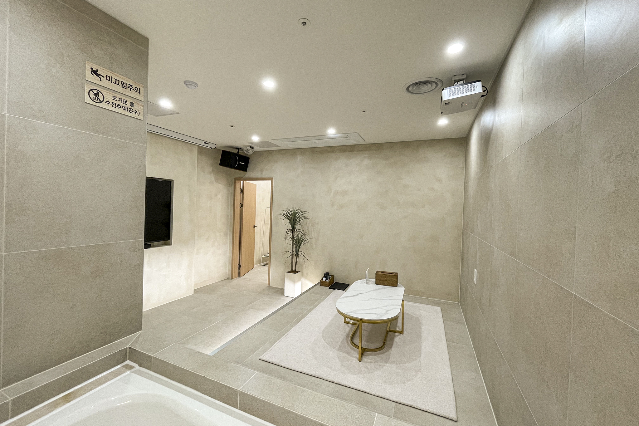 room detail thumbnail 1