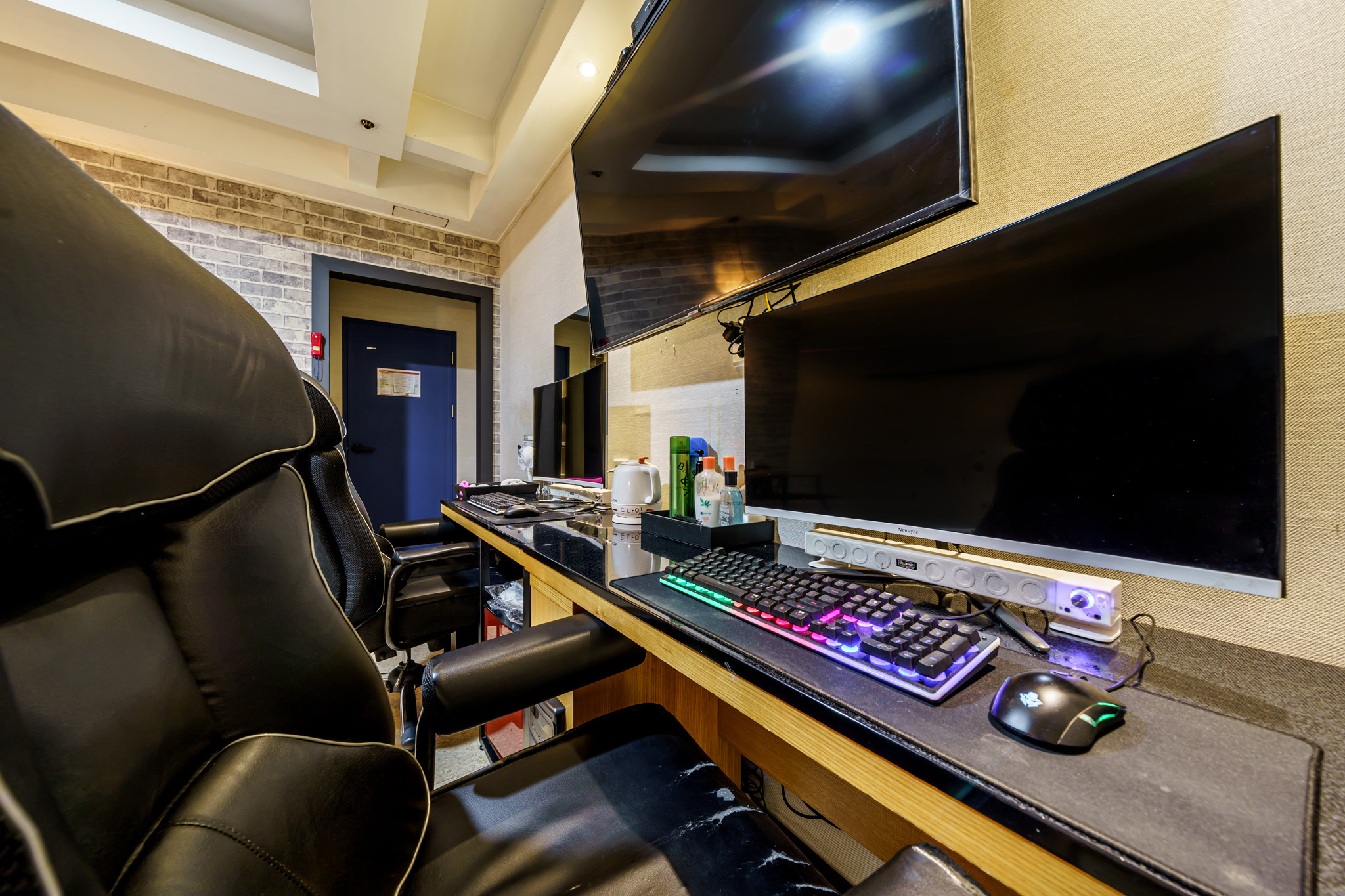 room detail thumbnail 2