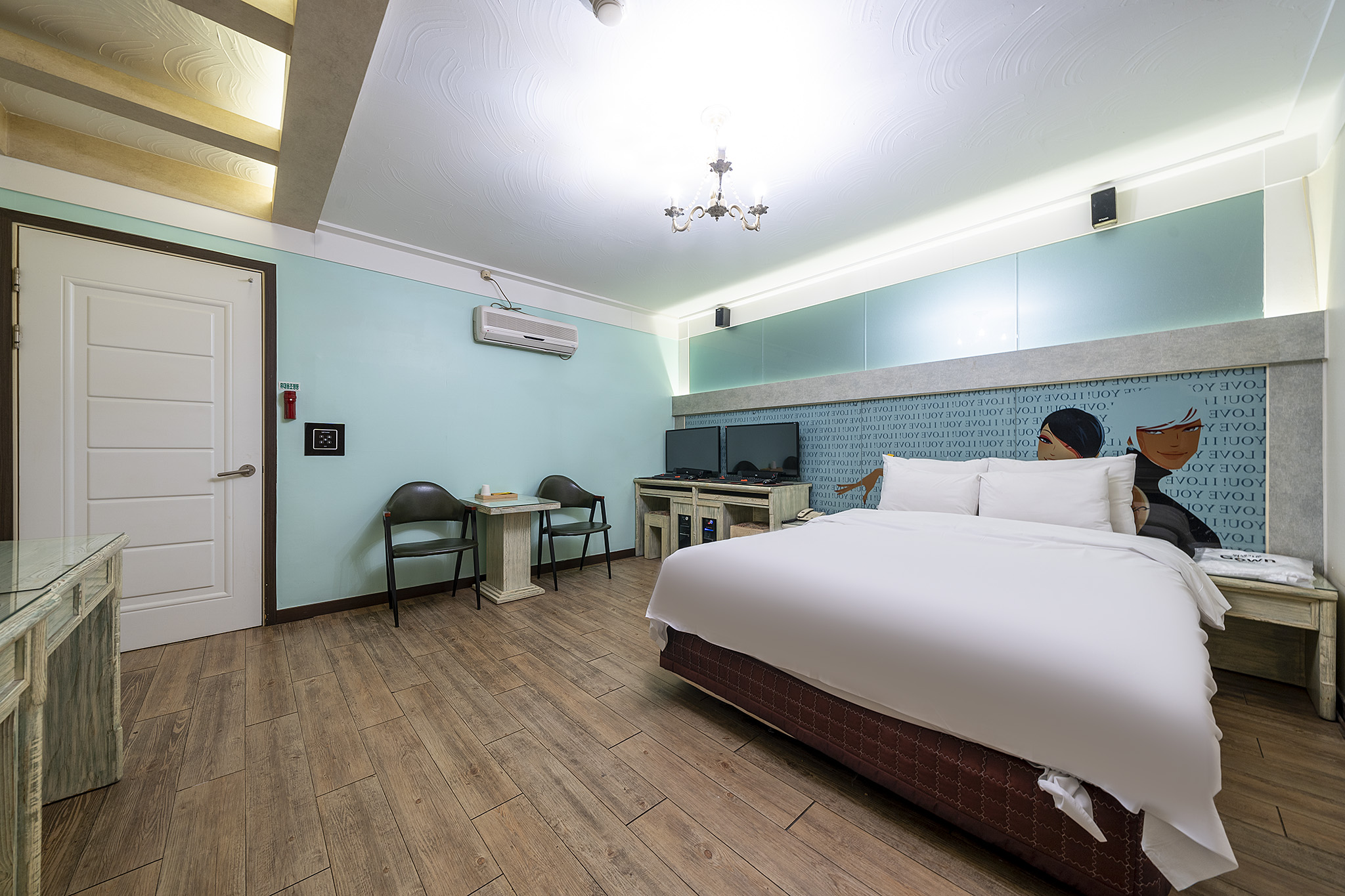 room detail thumbnail 2