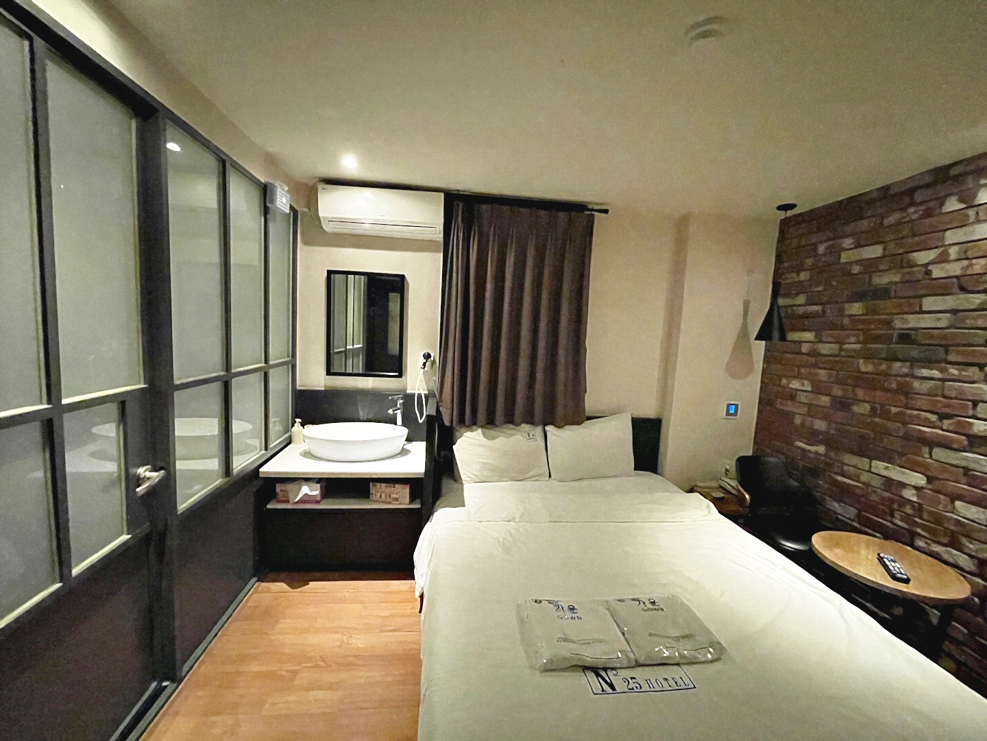 room detail thumbnail 1