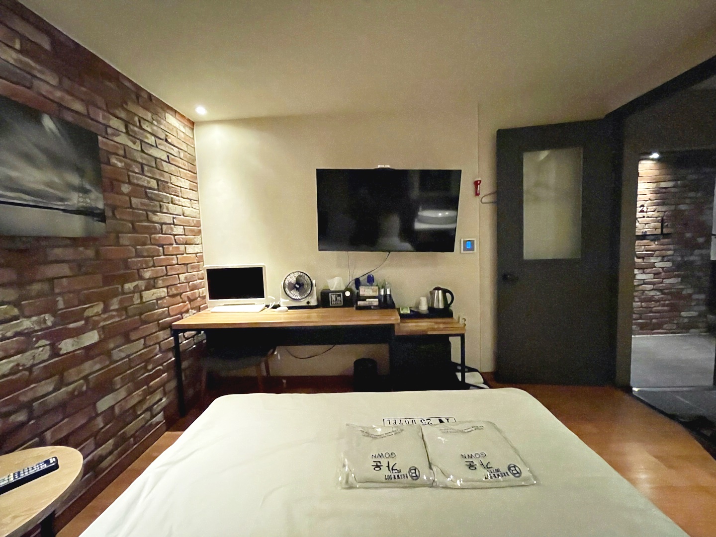 room detail thumbnail 2