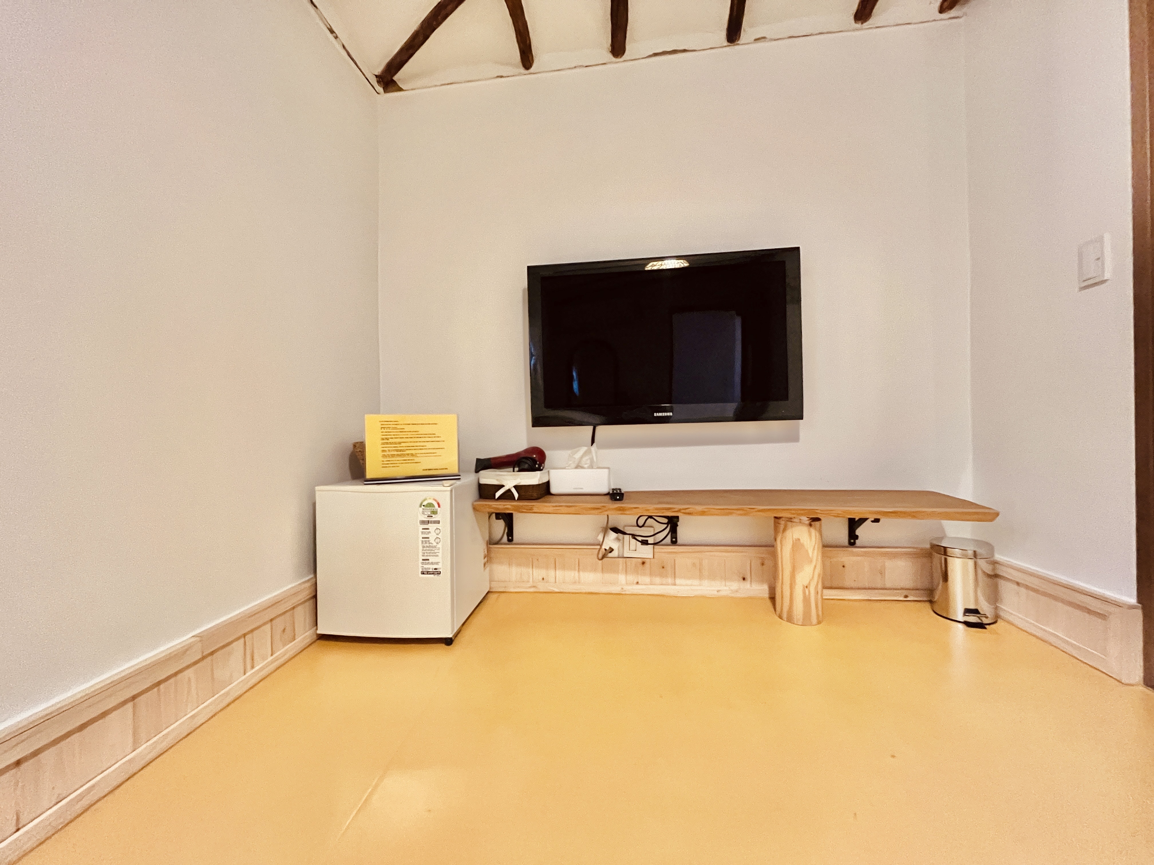 room detail thumbnail 2