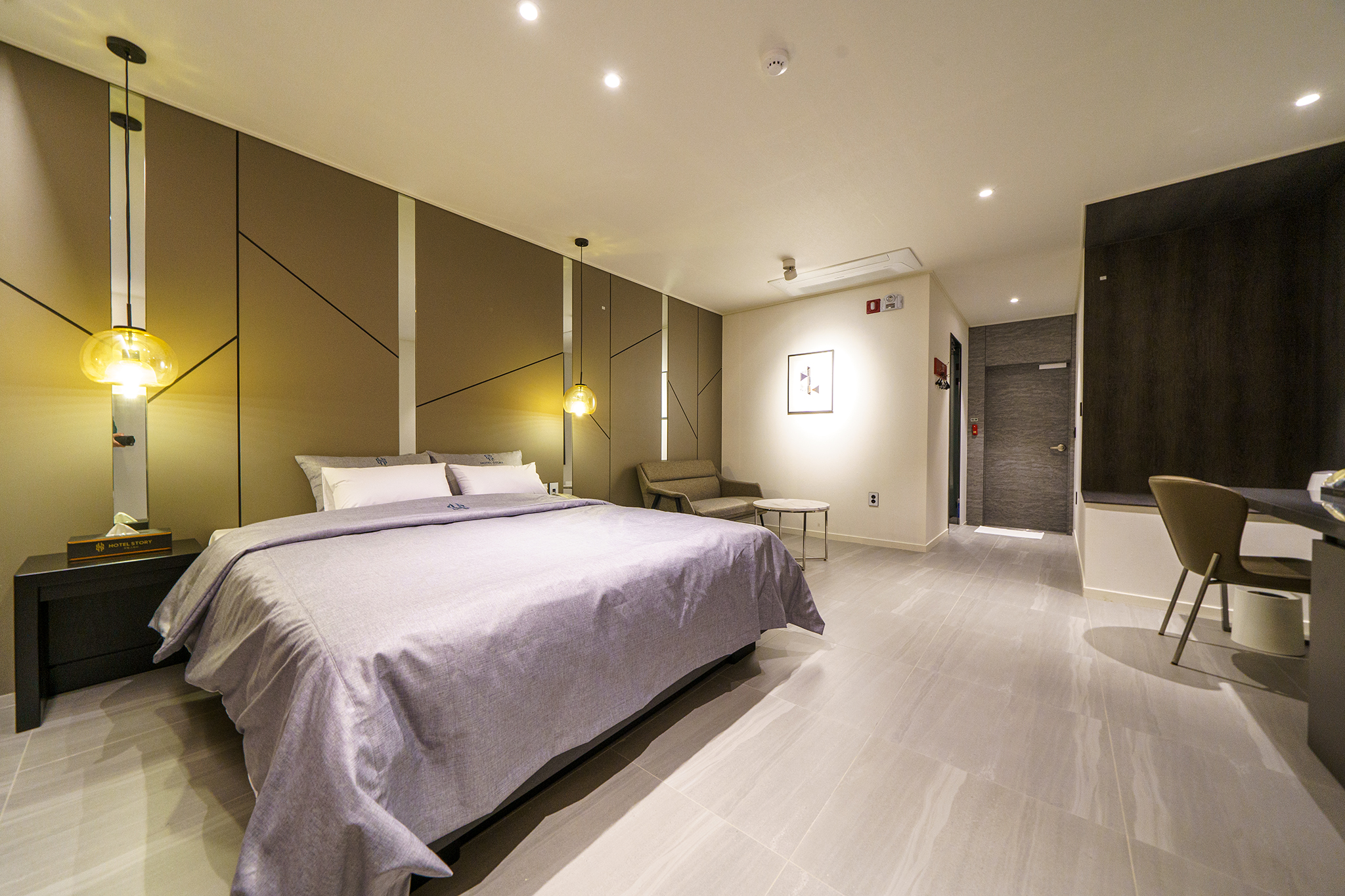 room detail thumbnail 2