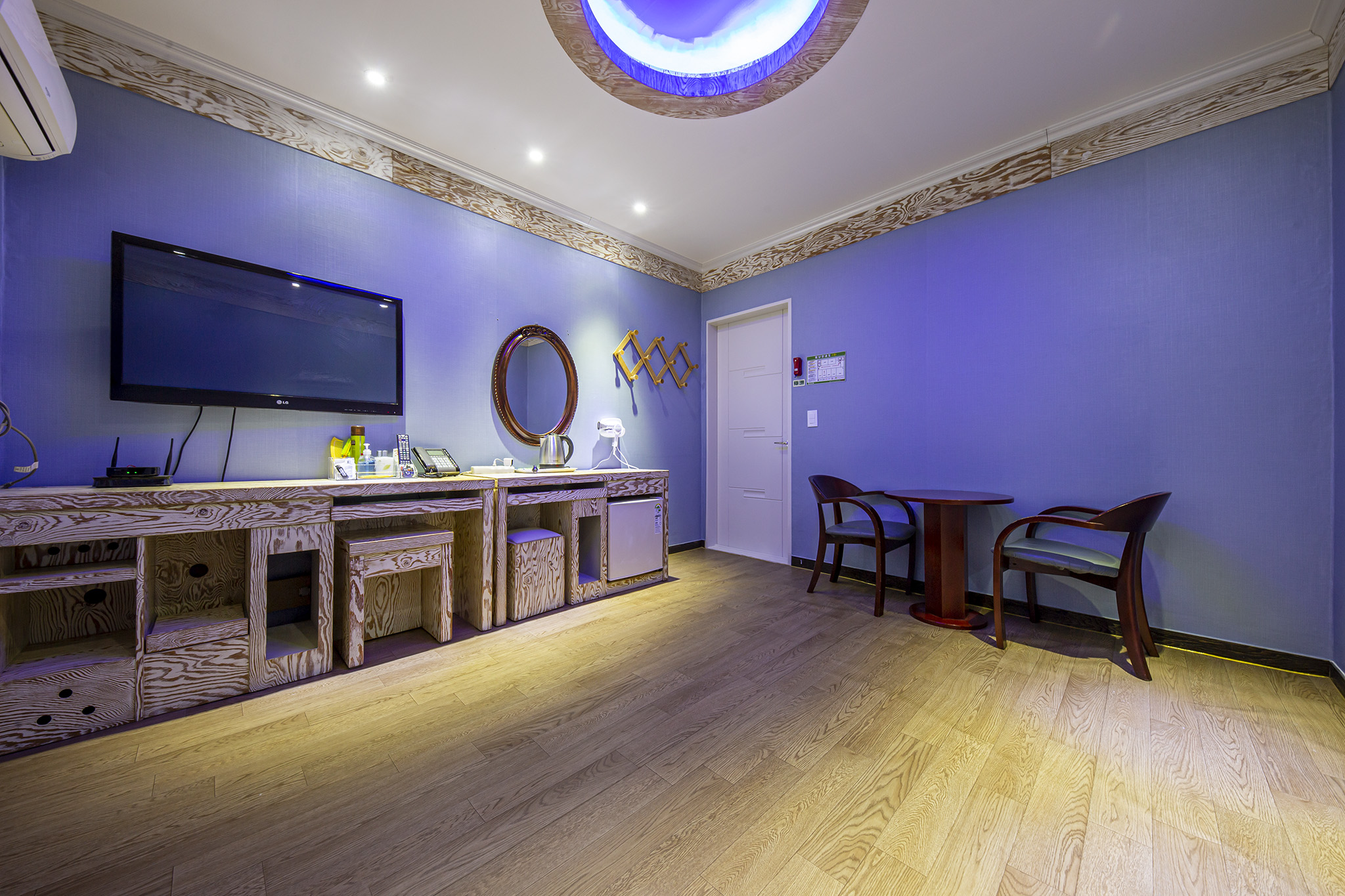 room detail thumbnail 1