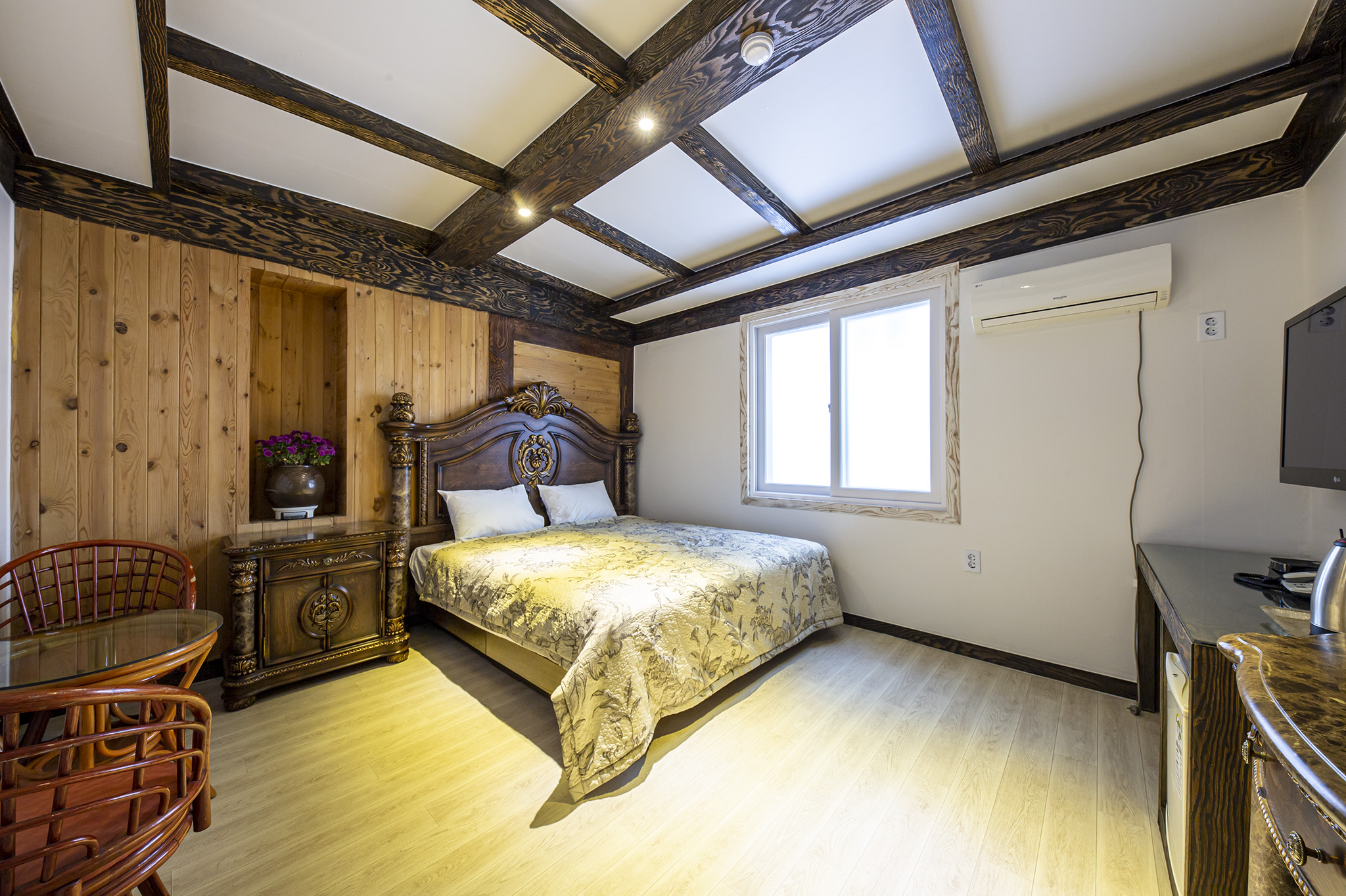 room detail thumbnail 1