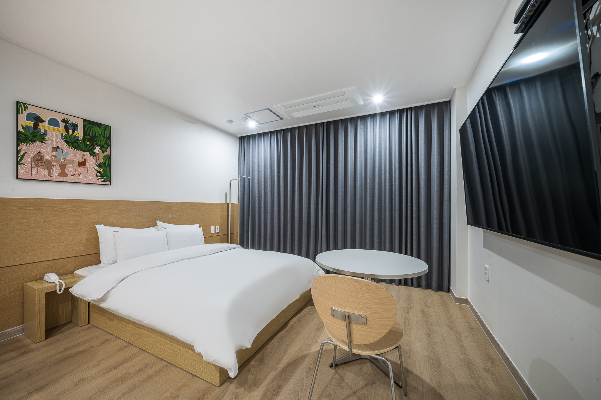 room detail thumbnail 1