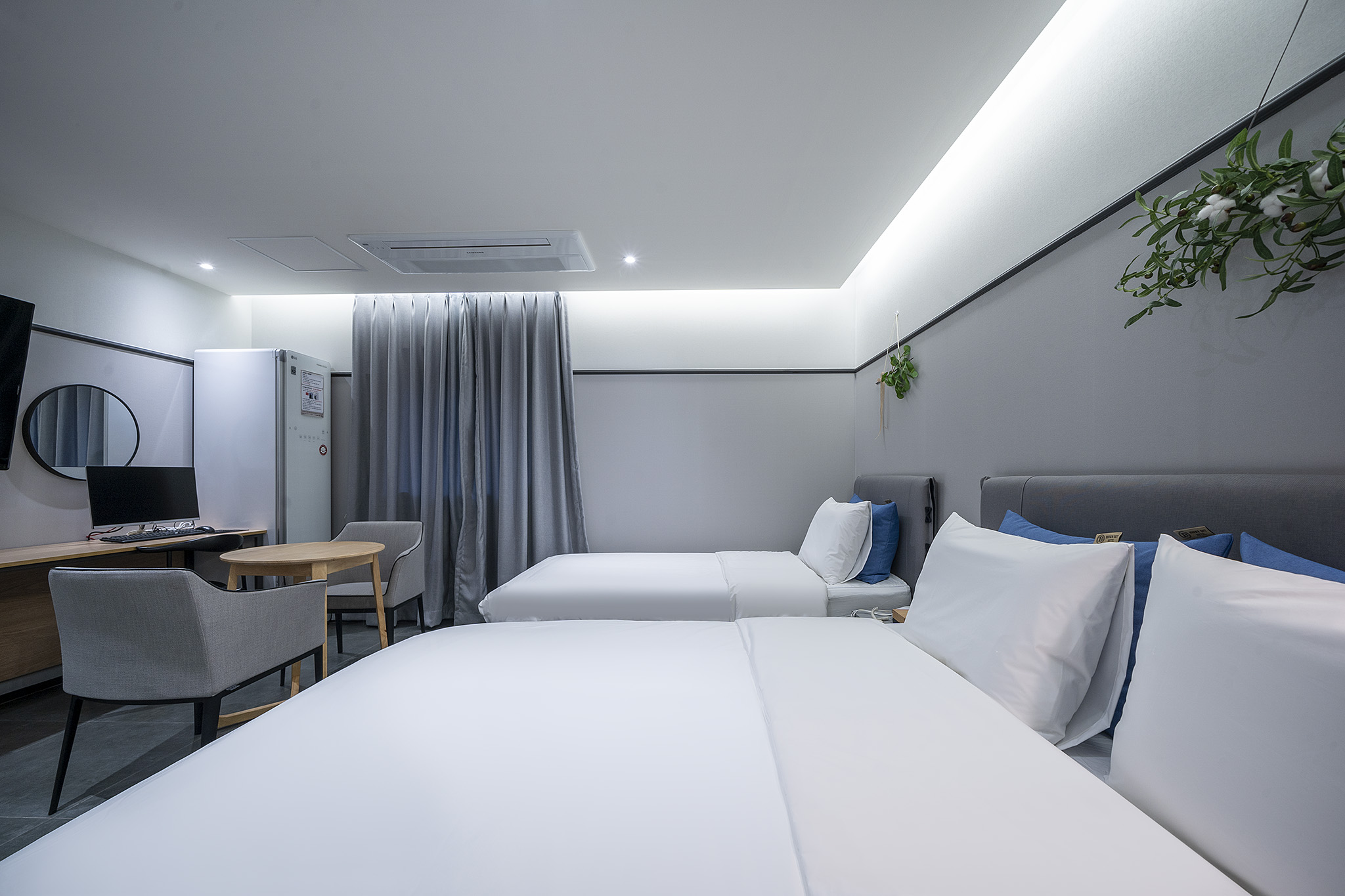 room detail thumbnail 2