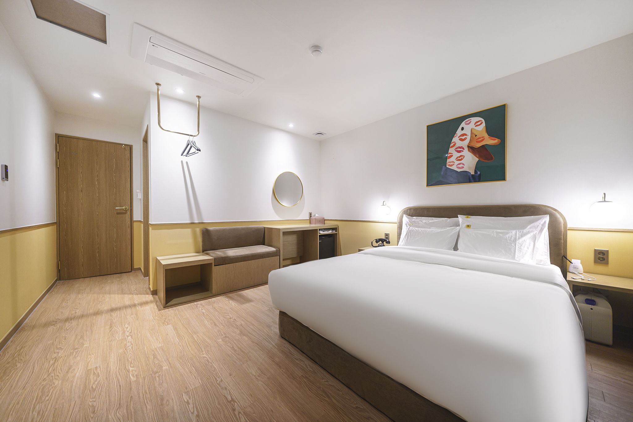 room detail thumbnail 2