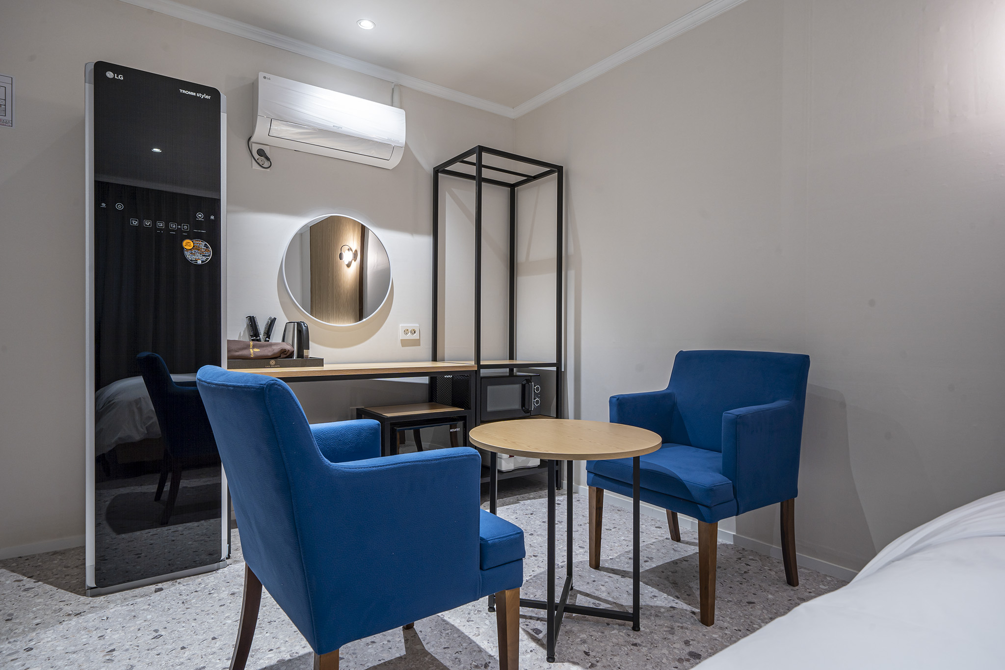 room detail thumbnail 2