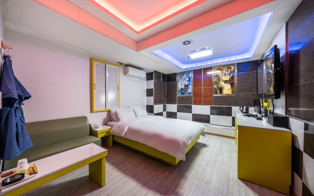 room detail thumbnail 2