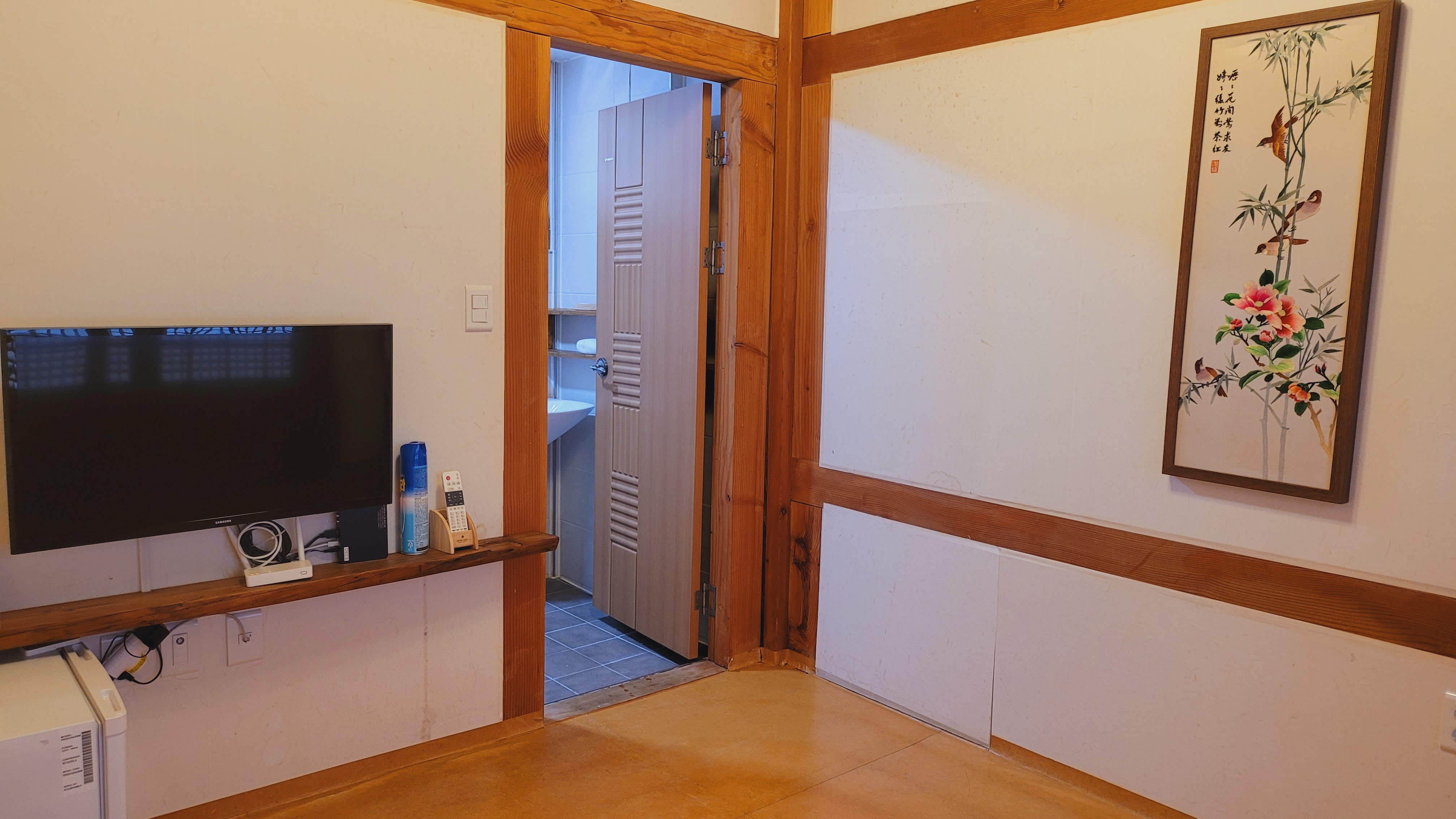 room detail thumbnail 2