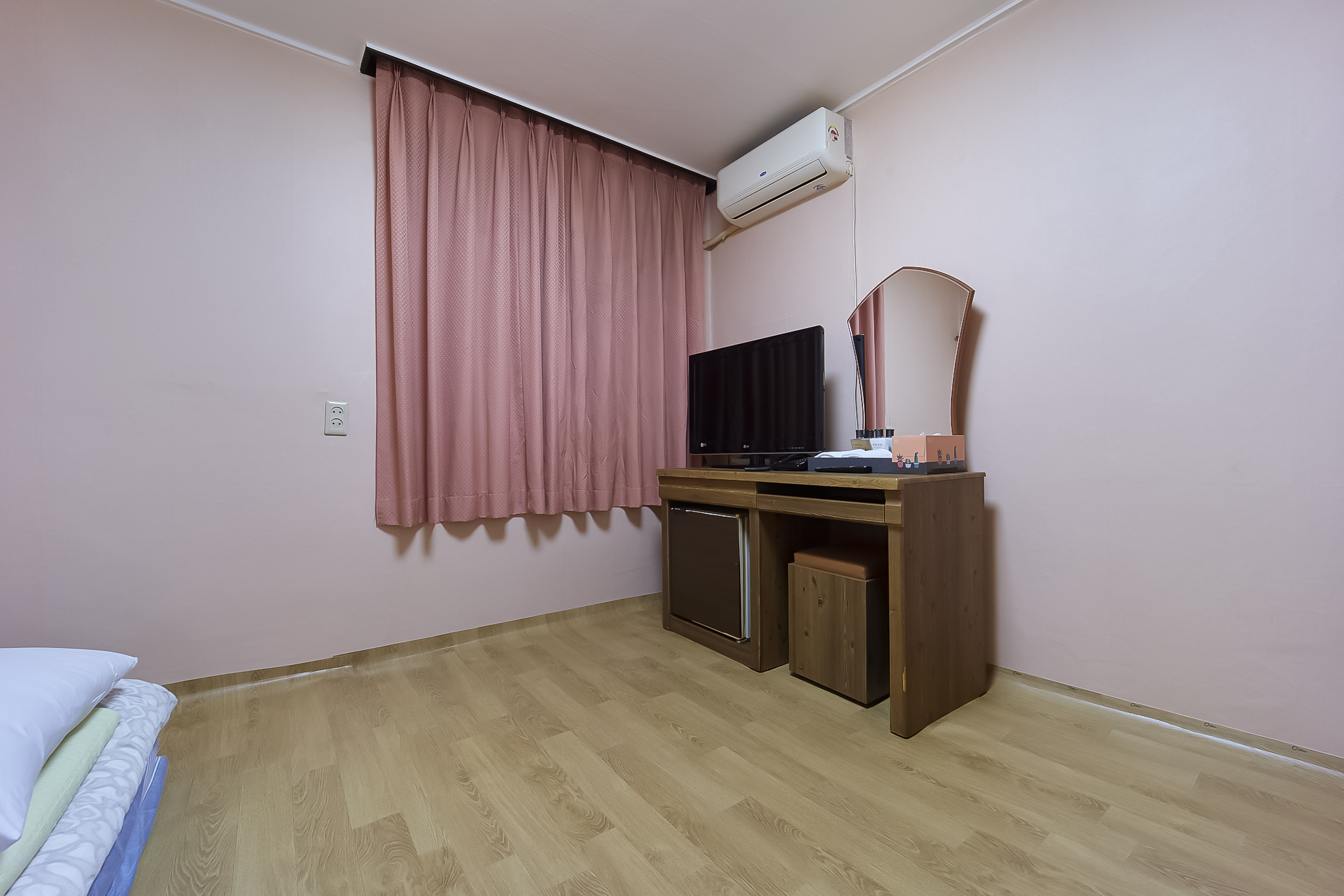 room detail thumbnail 2