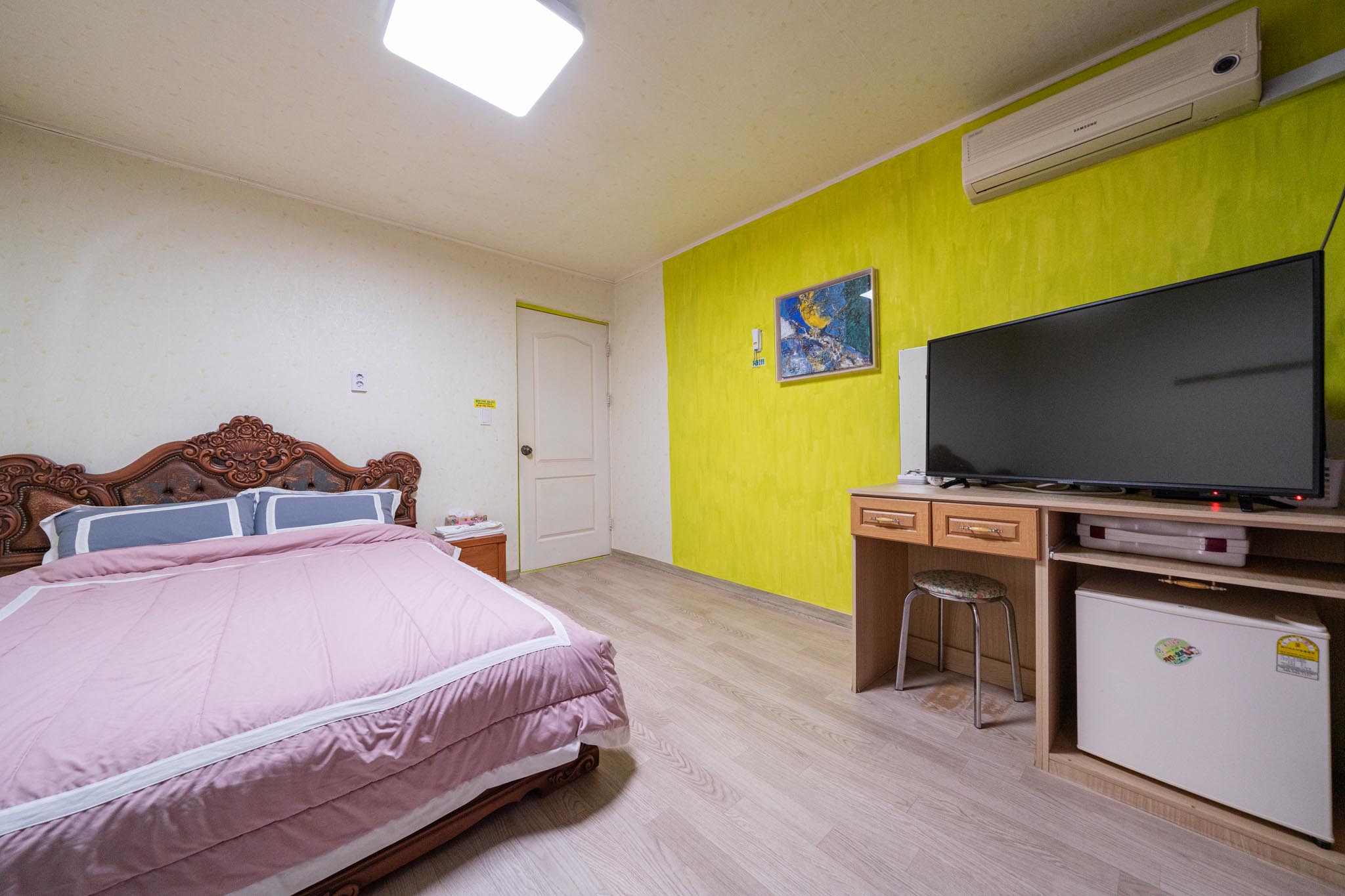 room detail thumbnail 2