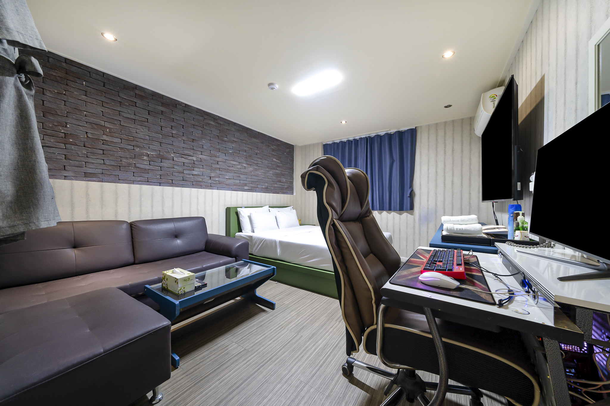 room detail thumbnail 0