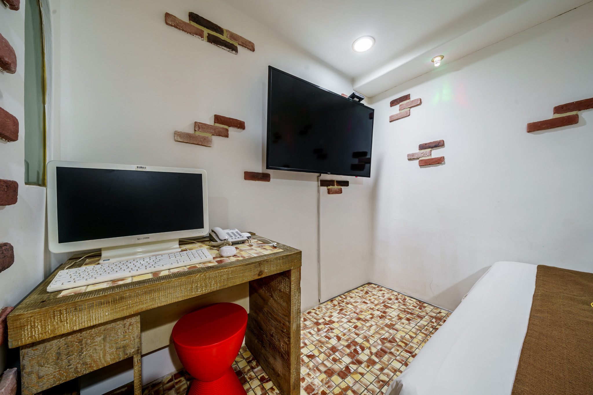 room detail thumbnail 2