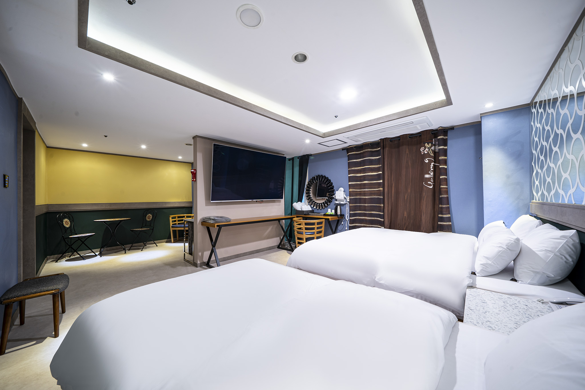 room detail thumbnail 1