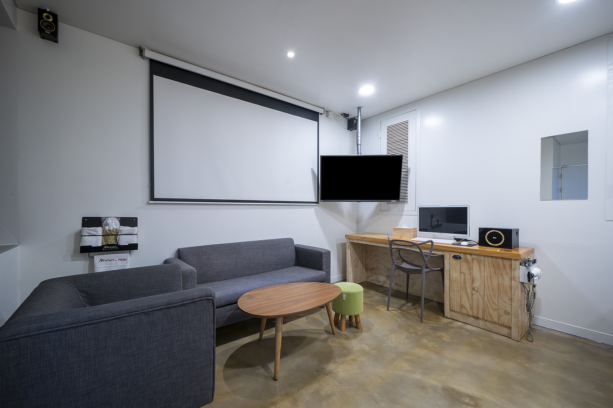 room detail thumbnail 1