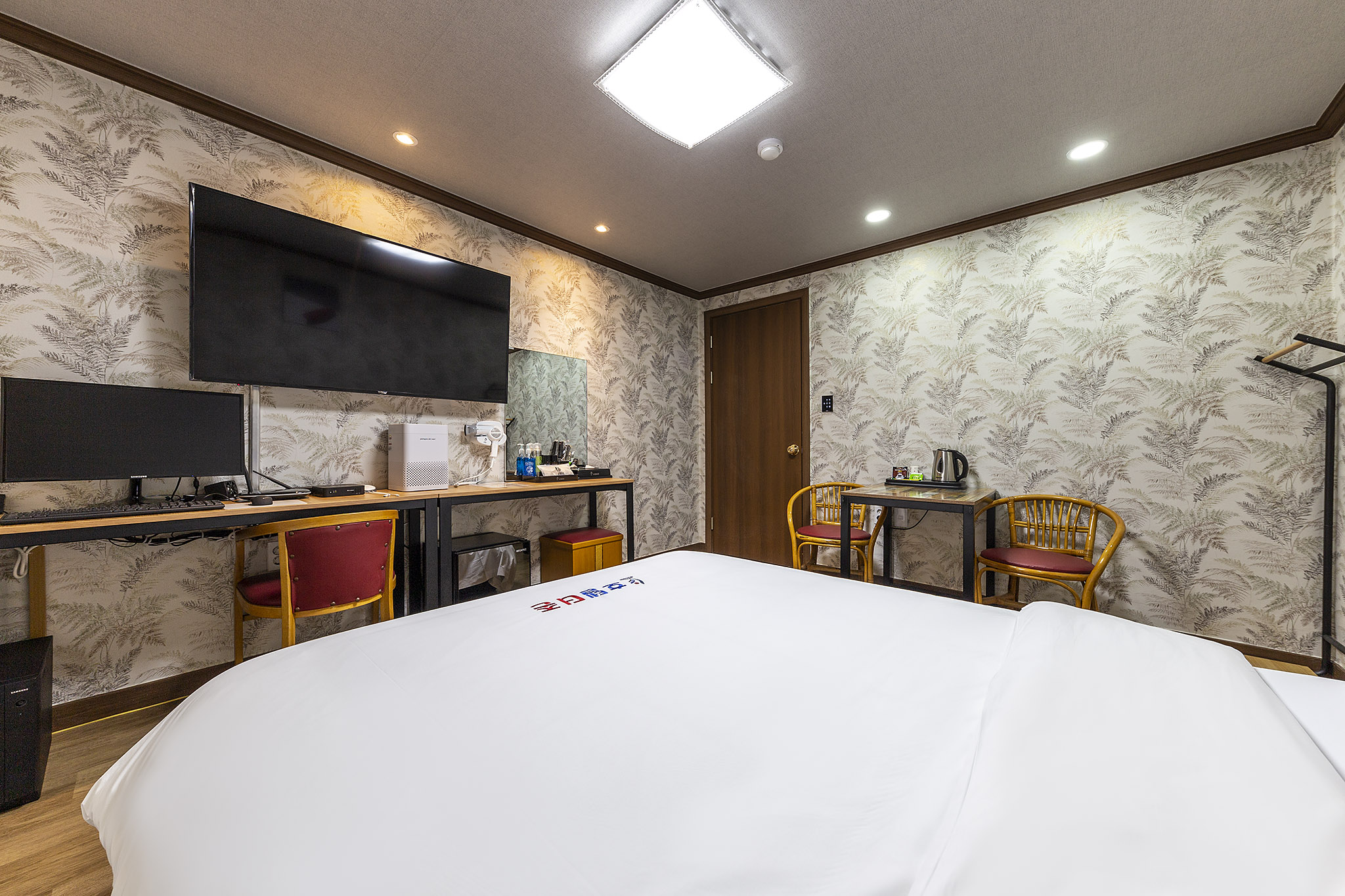 room detail thumbnail 2