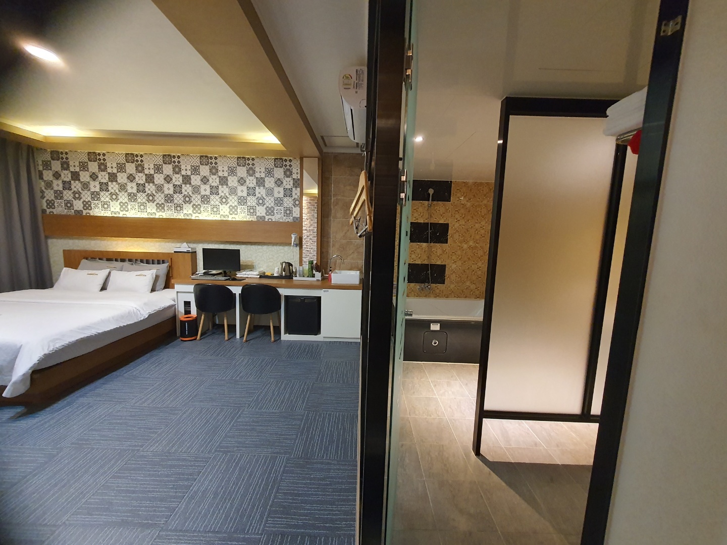 room detail thumbnail 2