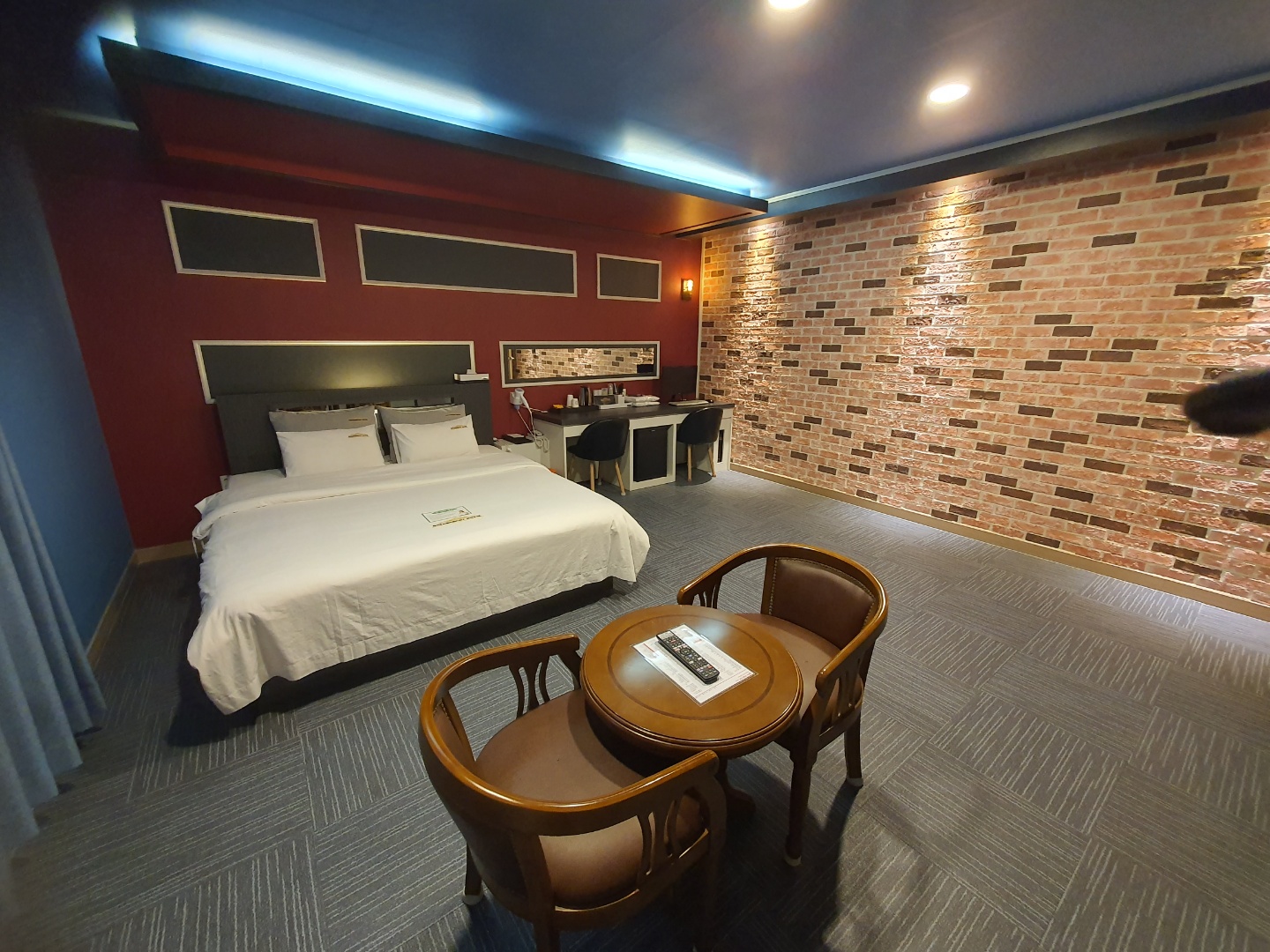 room detail thumbnail 0