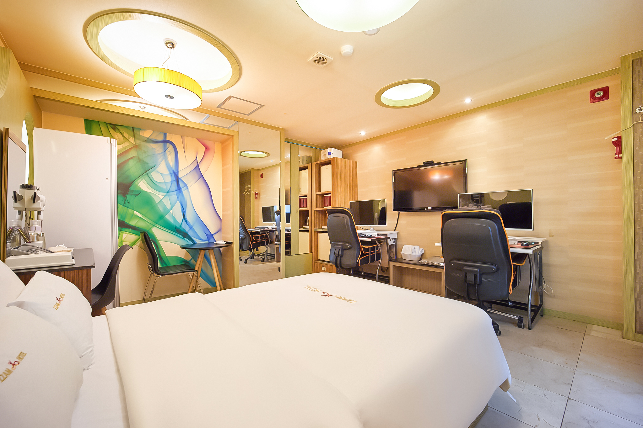 room detail thumbnail 1