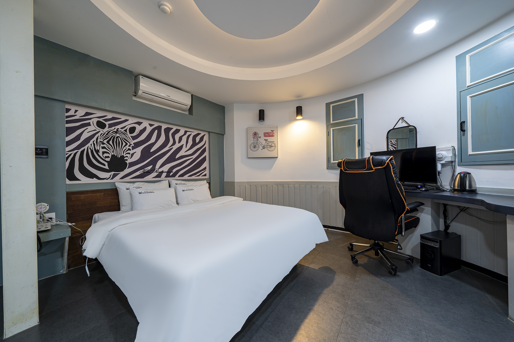 room detail thumbnail 2