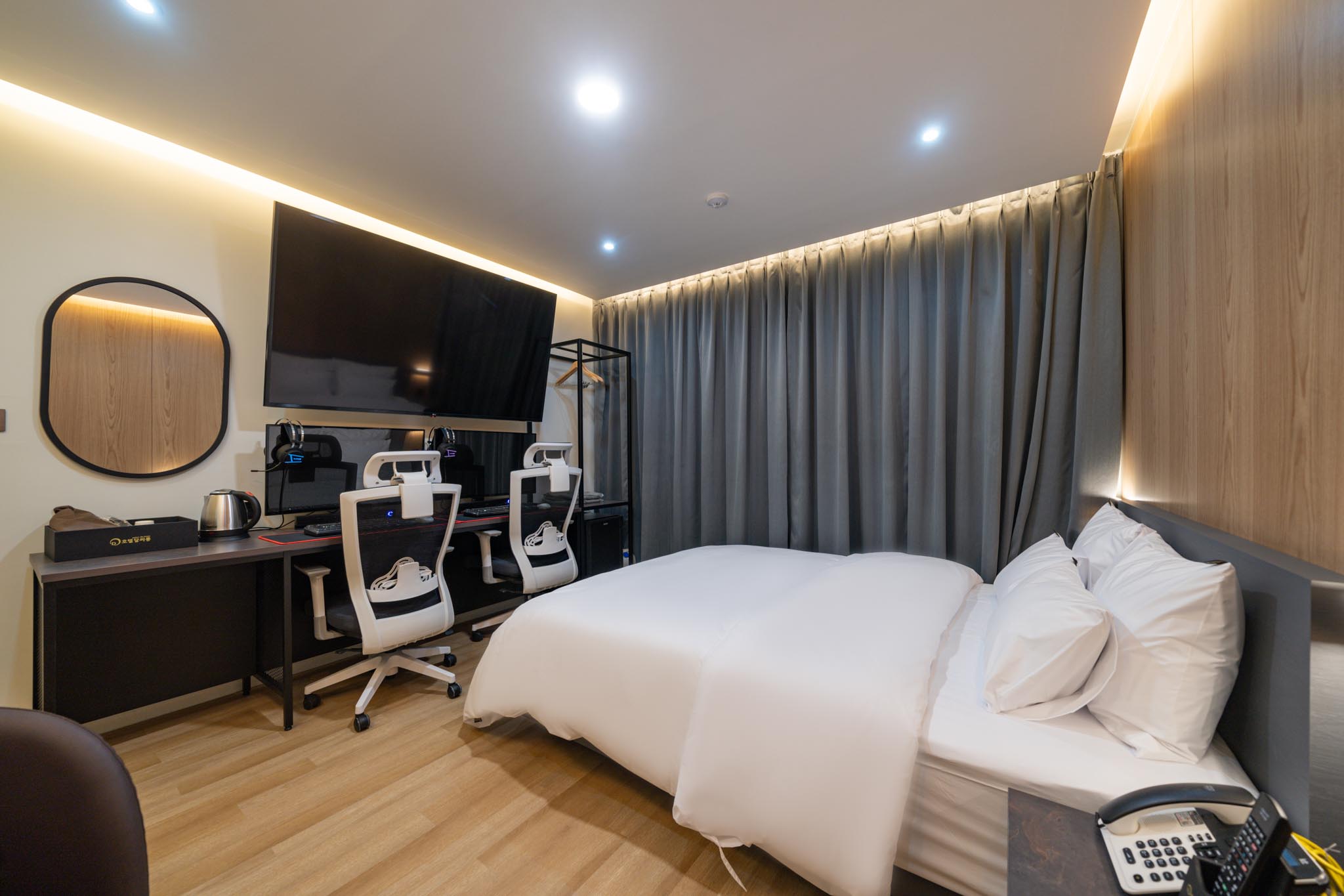 room detail thumbnail 2