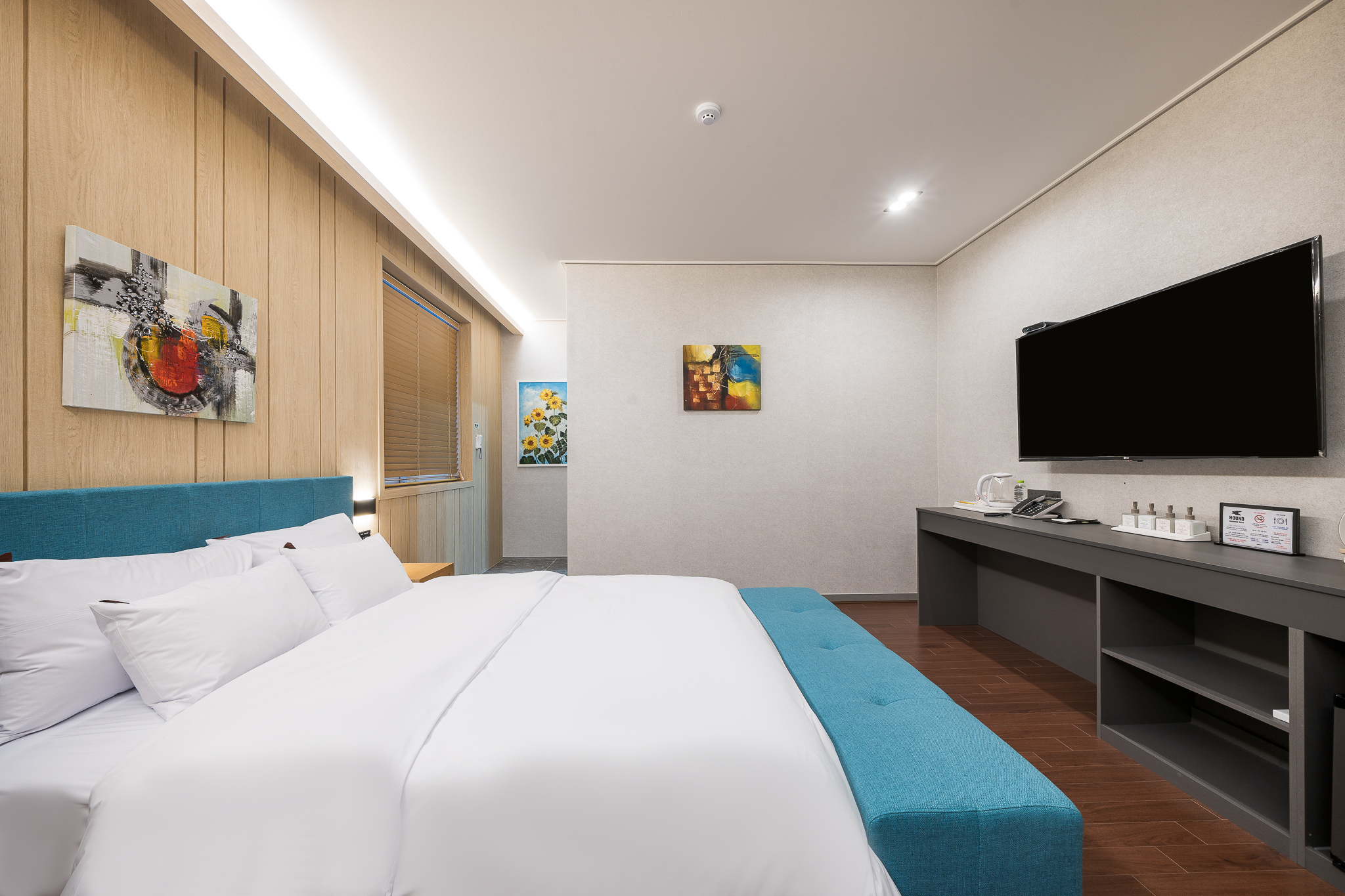 room detail thumbnail 2