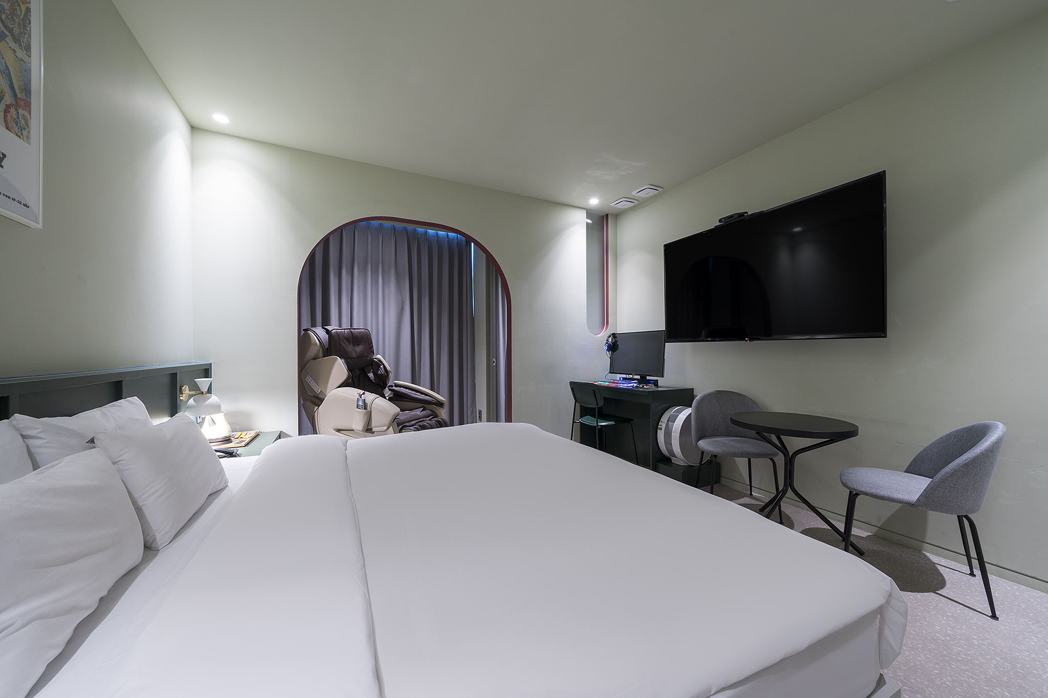 room detail thumbnail 2