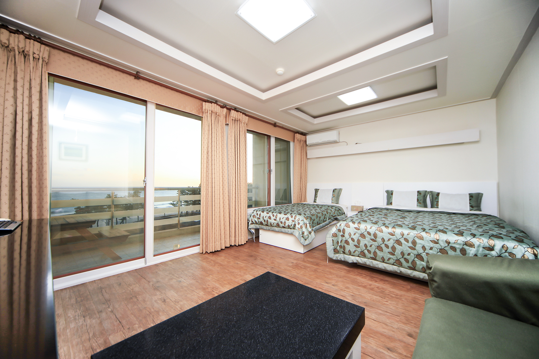 room detail thumbnail 2