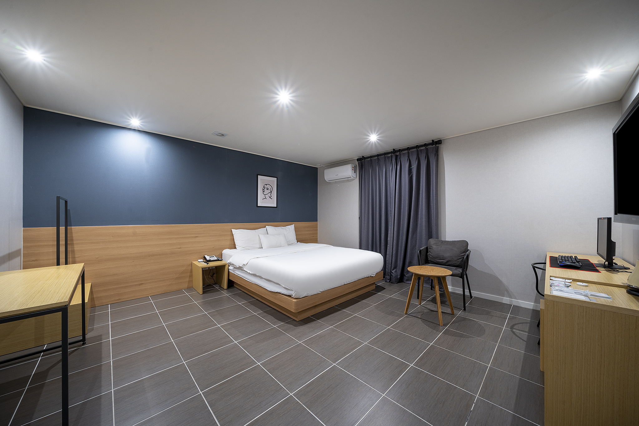 room detail thumbnail 1