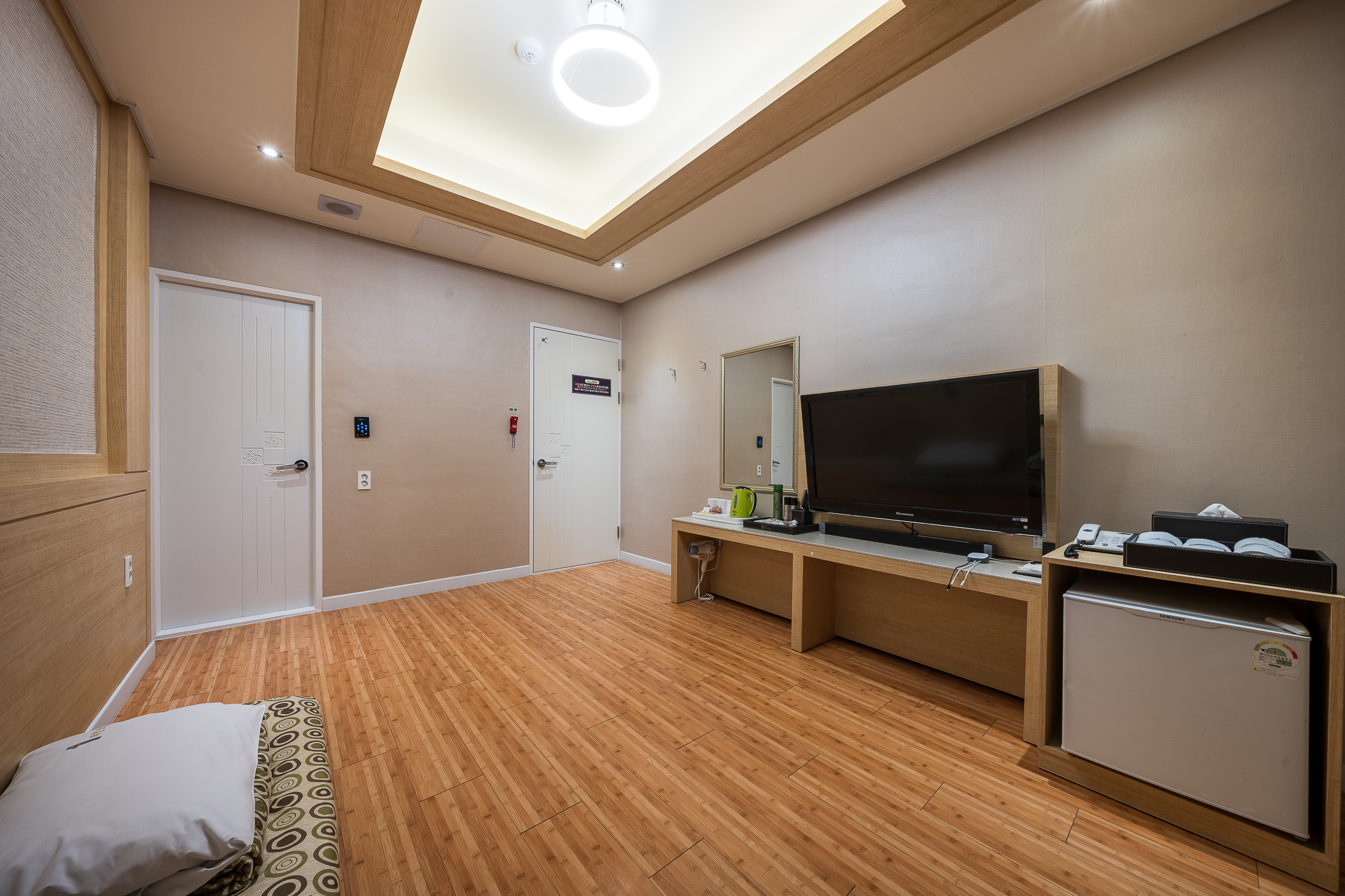 room detail thumbnail 2
