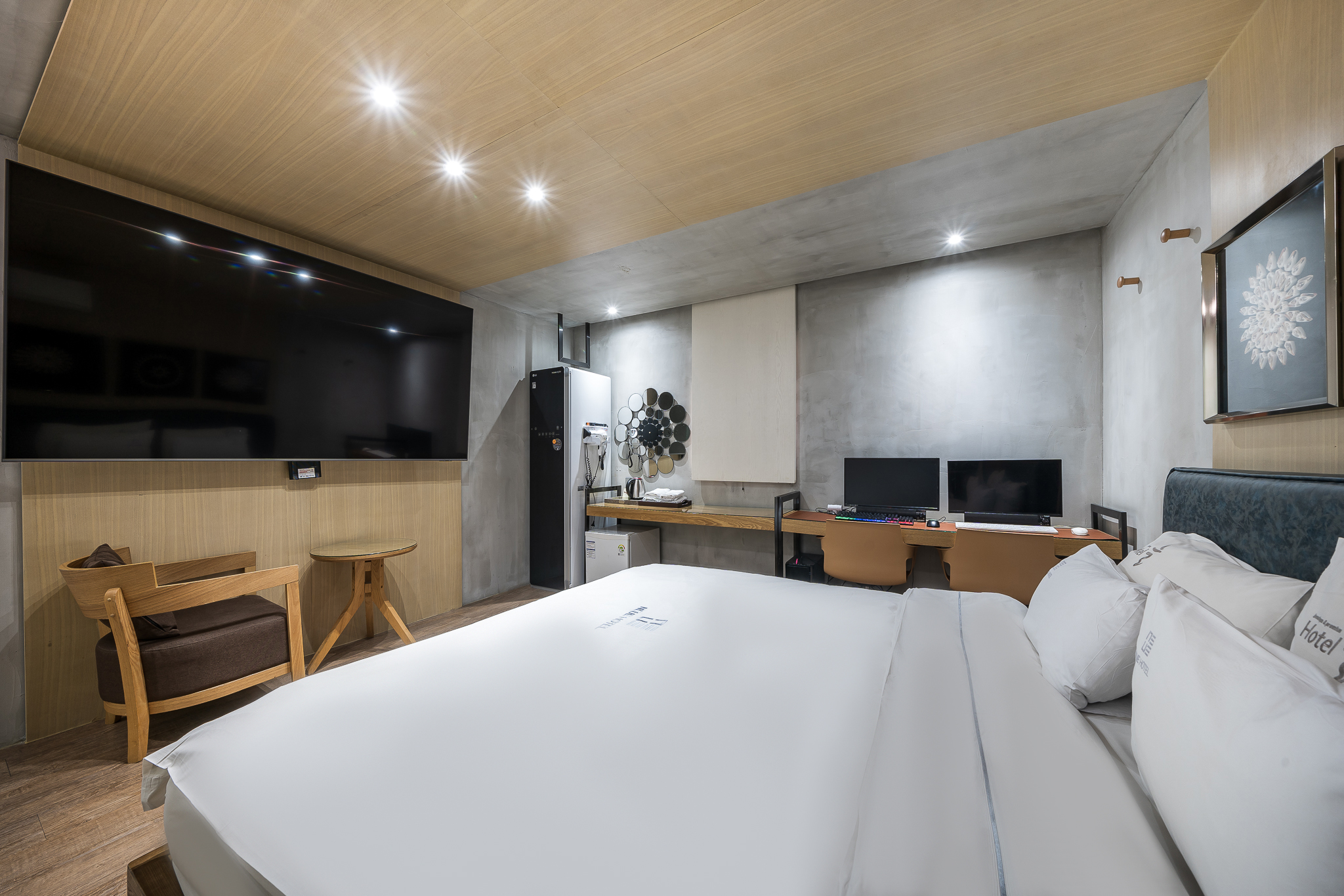 room detail thumbnail 2