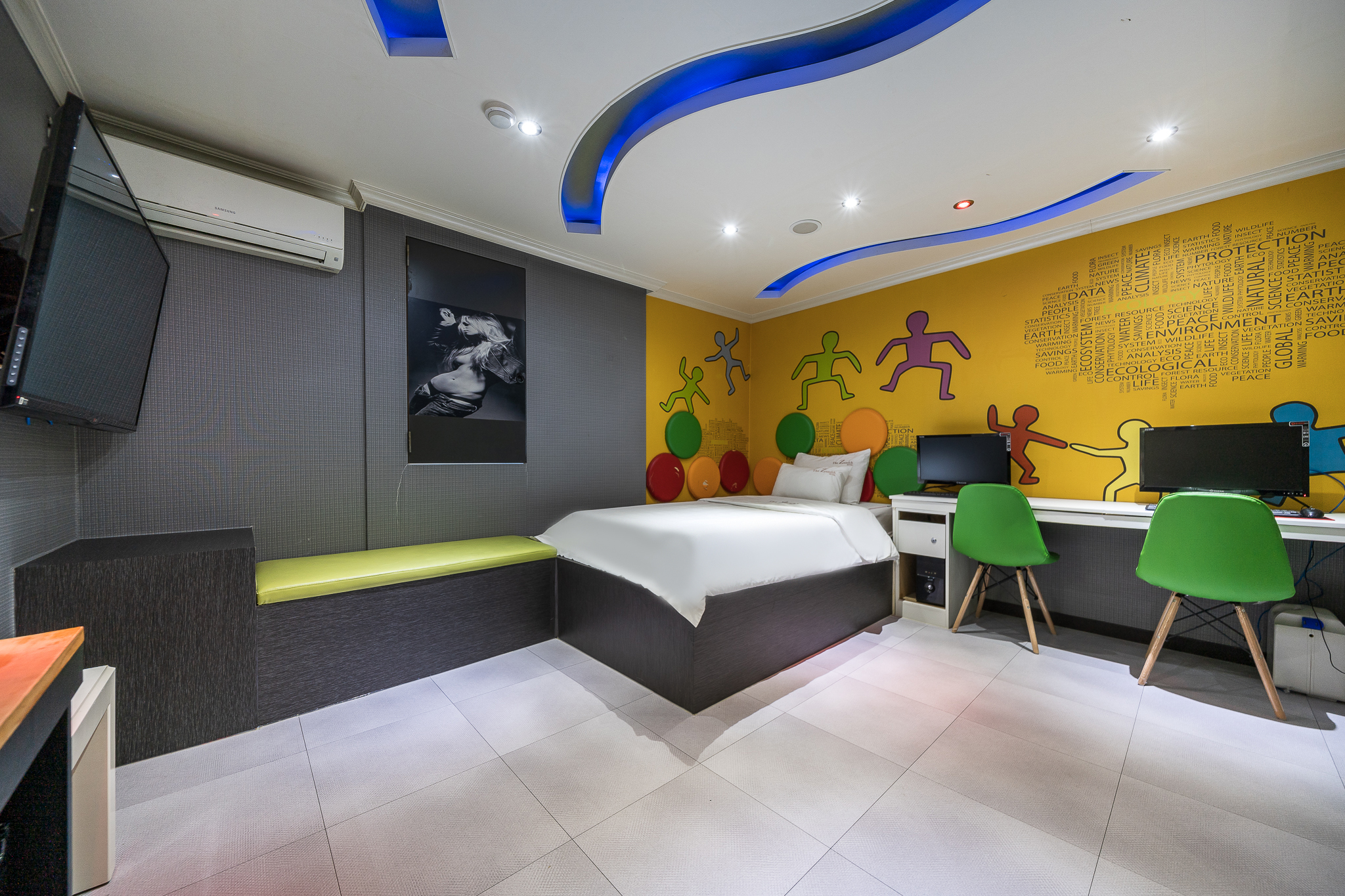 room detail thumbnail 2