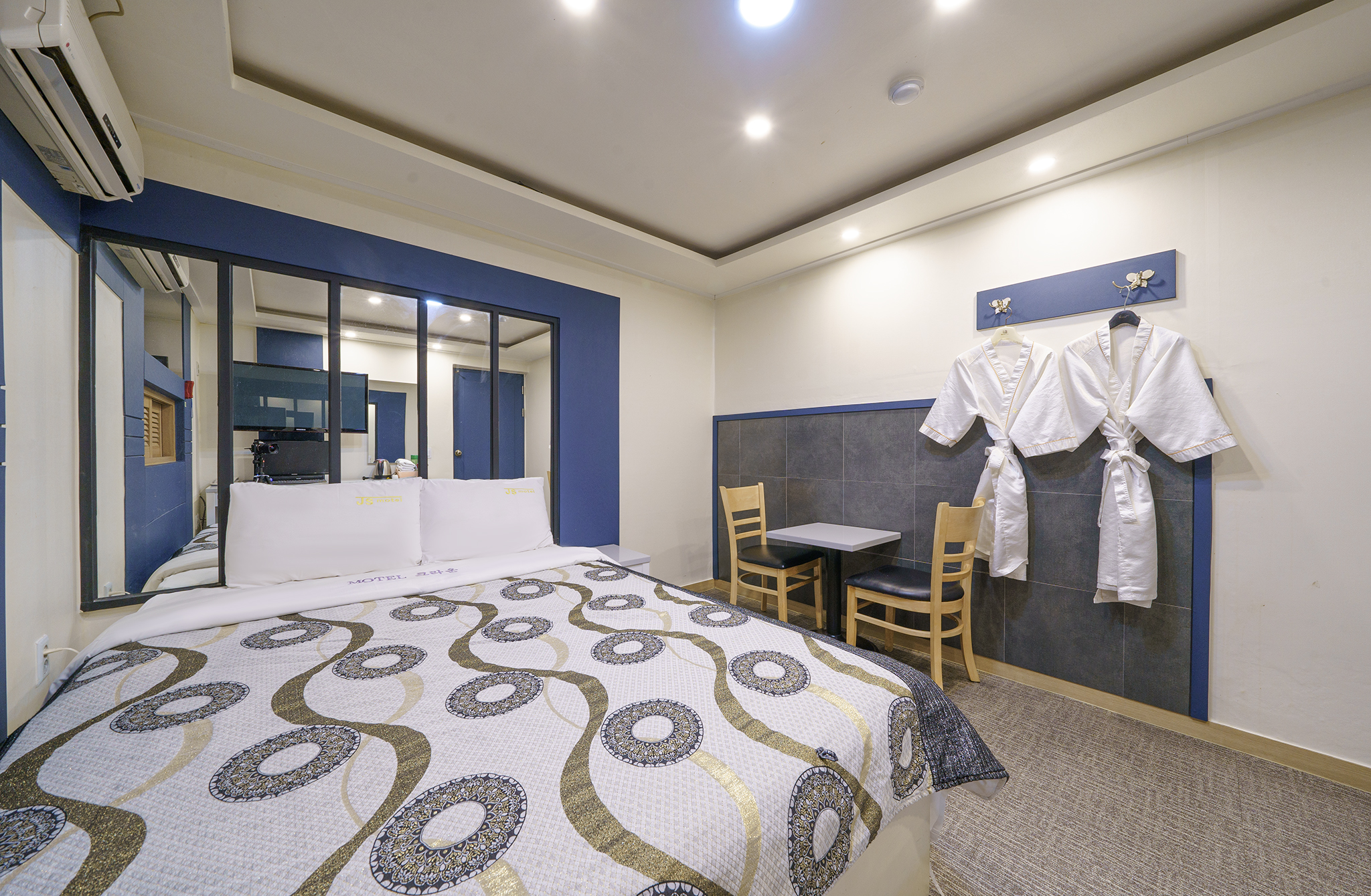 room detail thumbnail 1