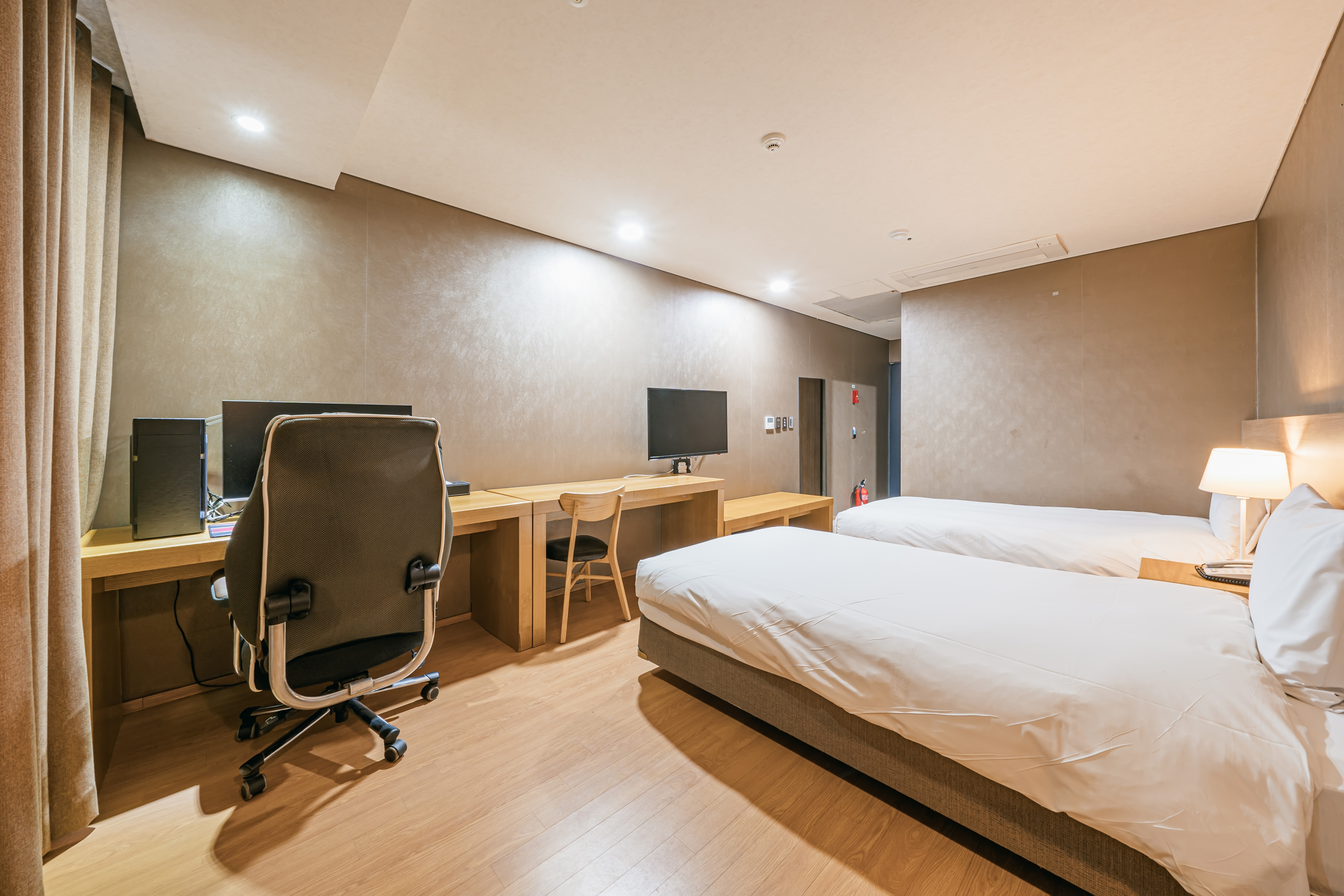 room detail thumbnail 1