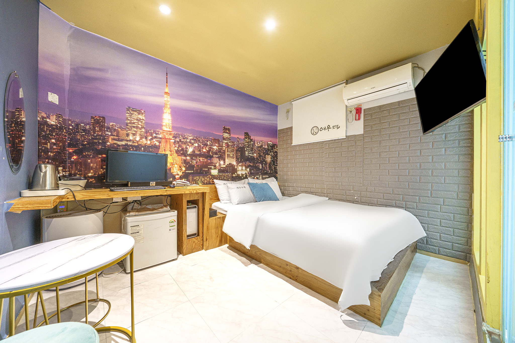 room detail thumbnail 2