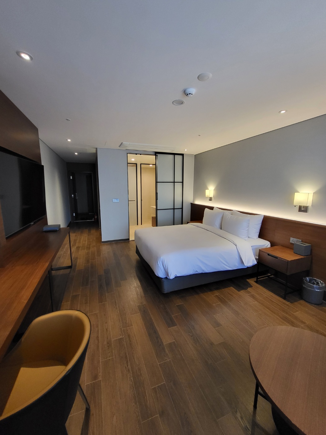 room detail thumbnail 2