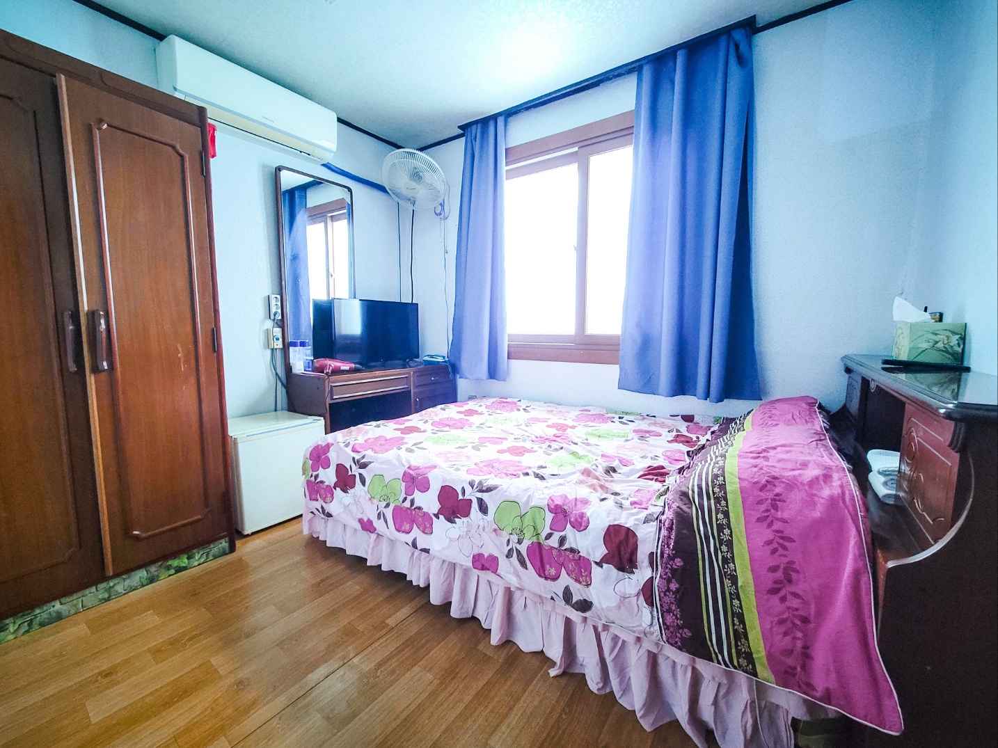 room detail thumbnail 1
