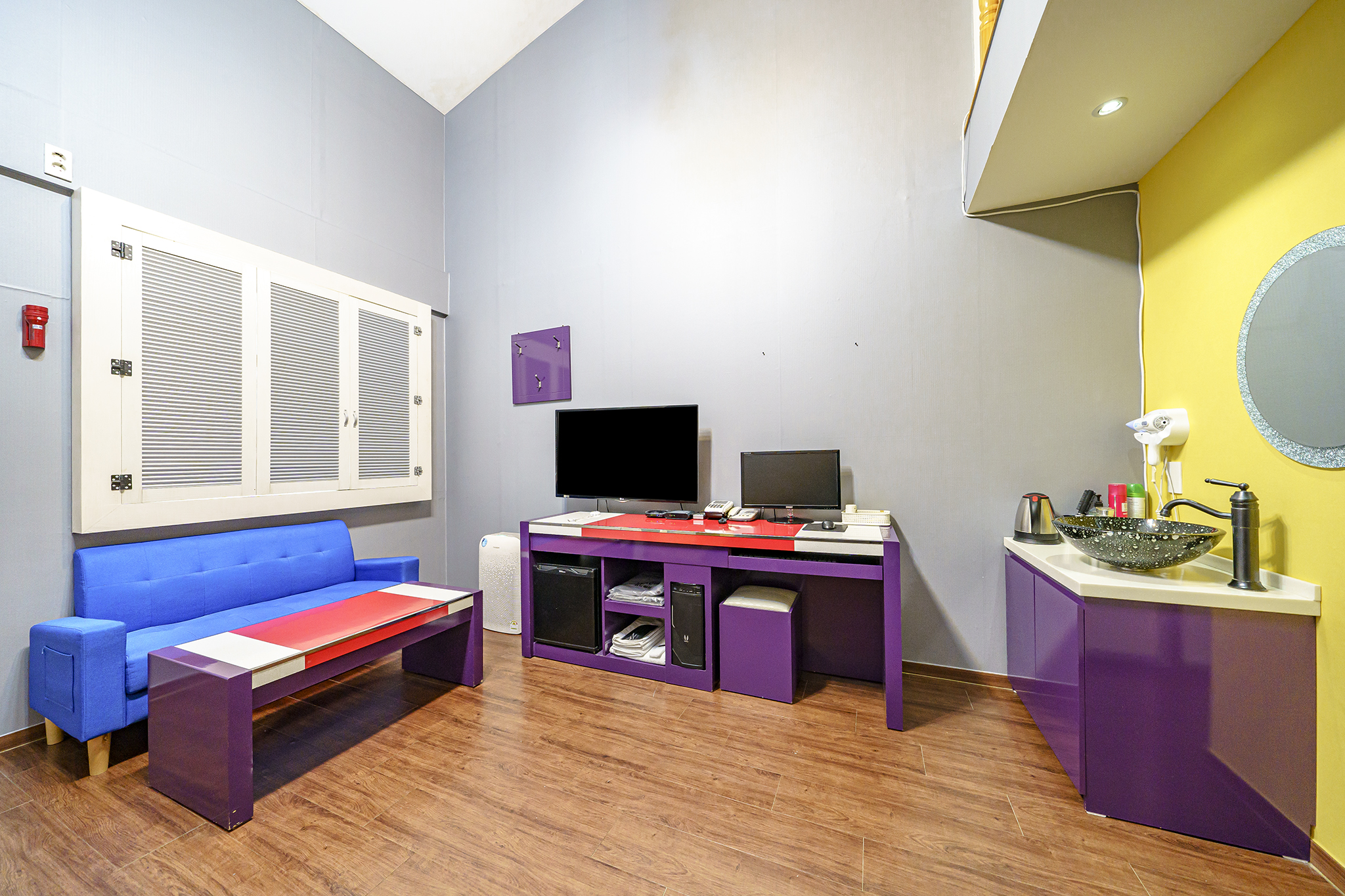 room detail thumbnail 2