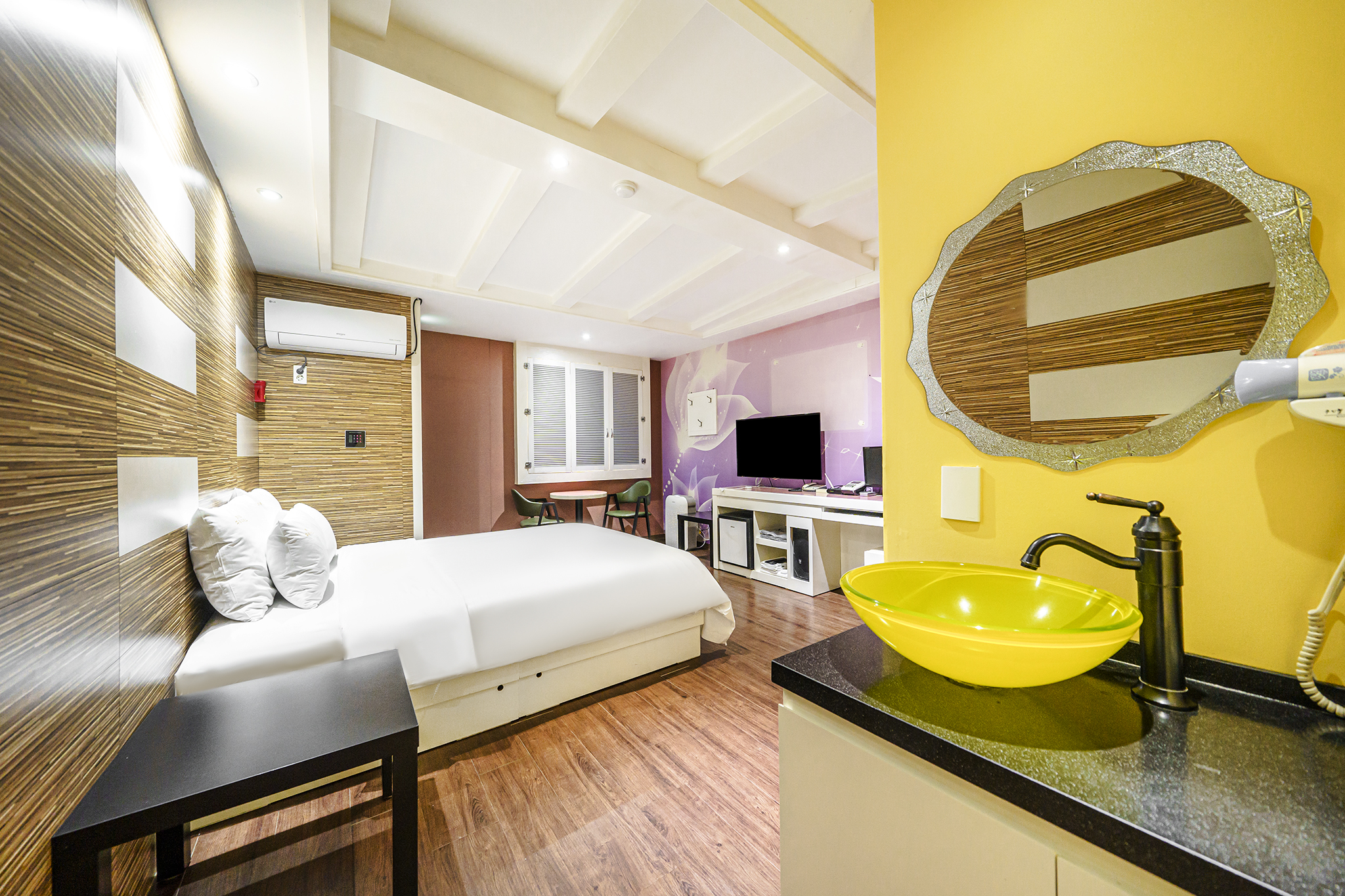 room detail thumbnail 1