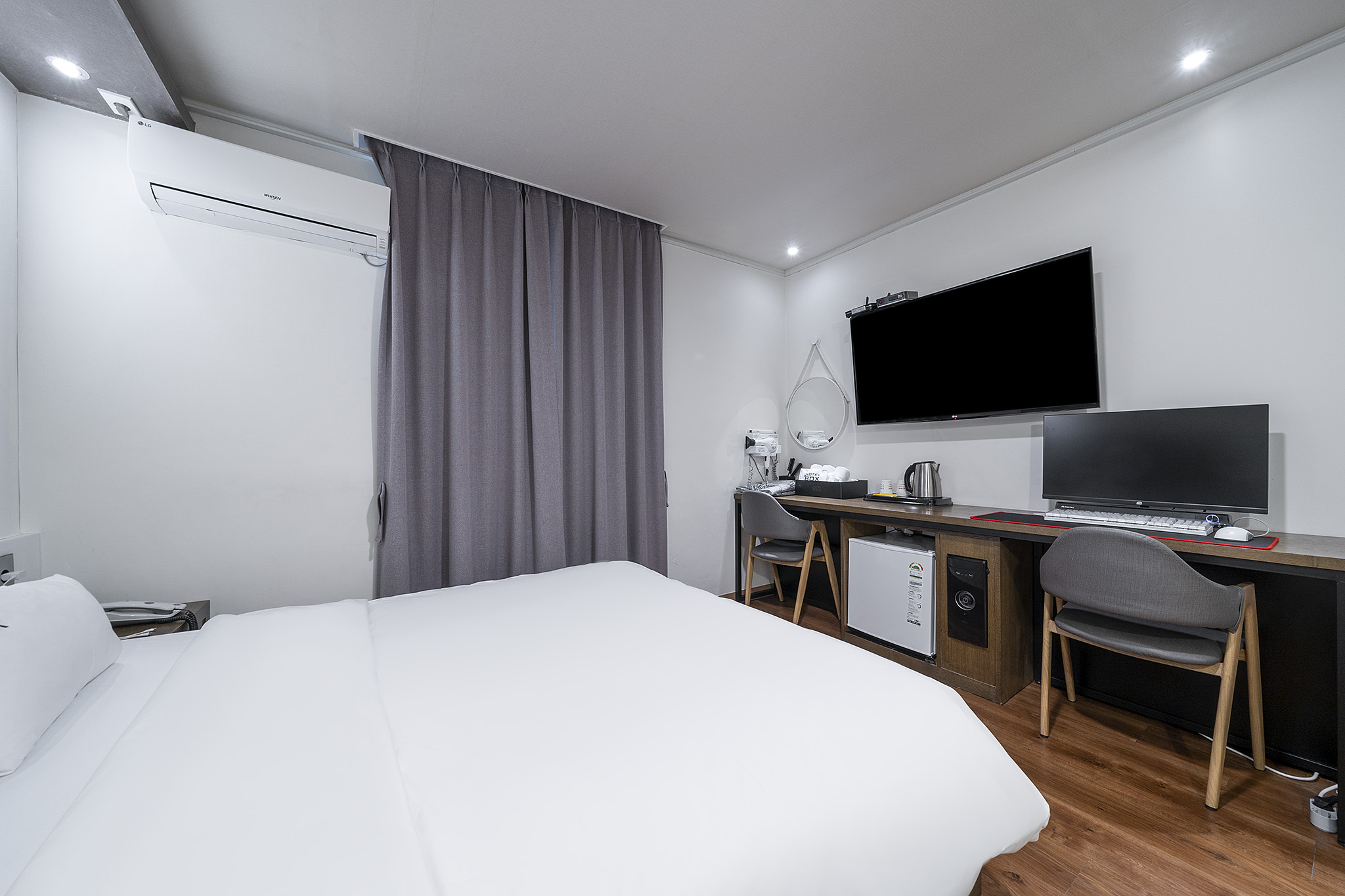 room detail thumbnail 2