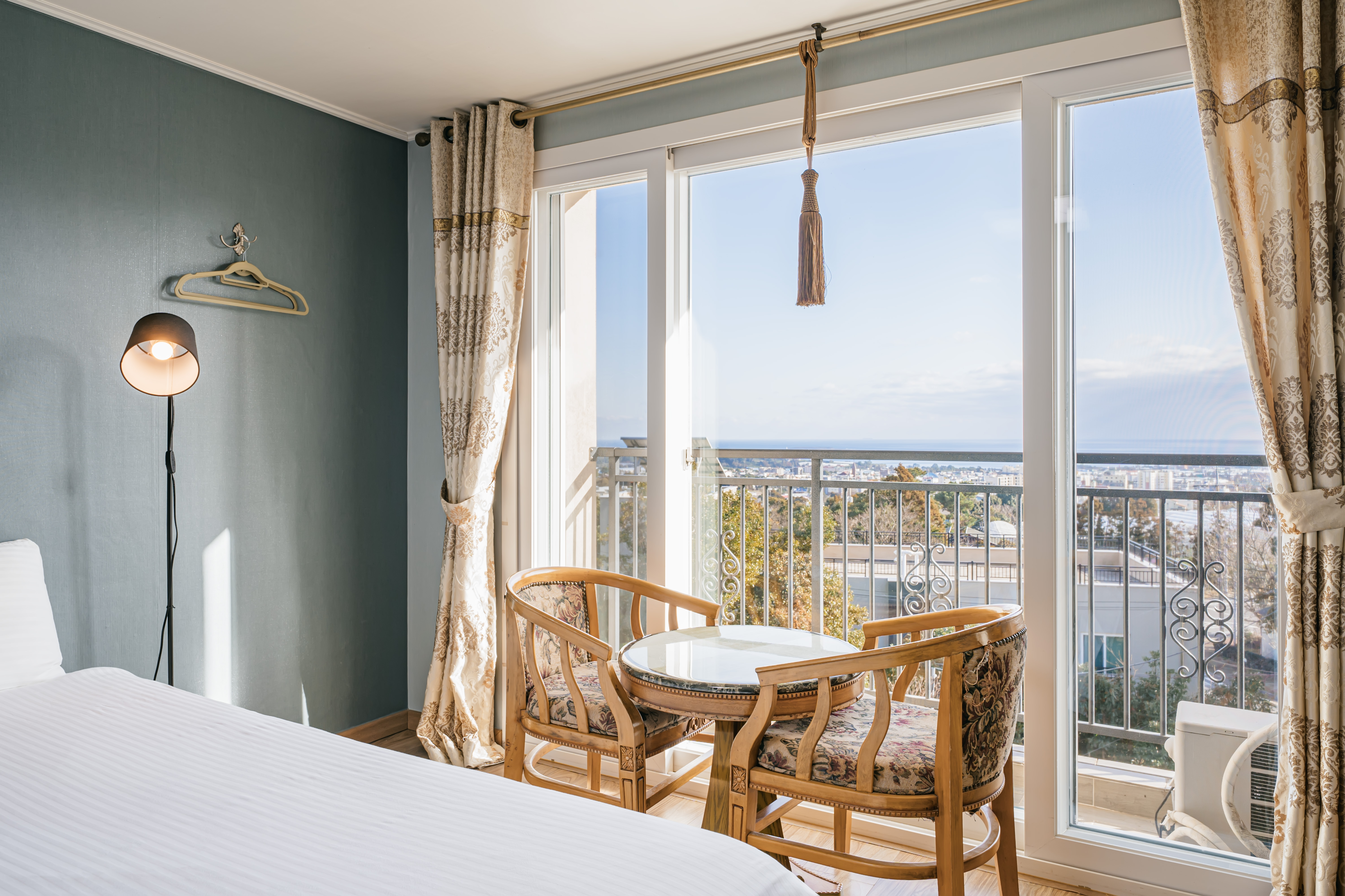 room detail thumbnail 2