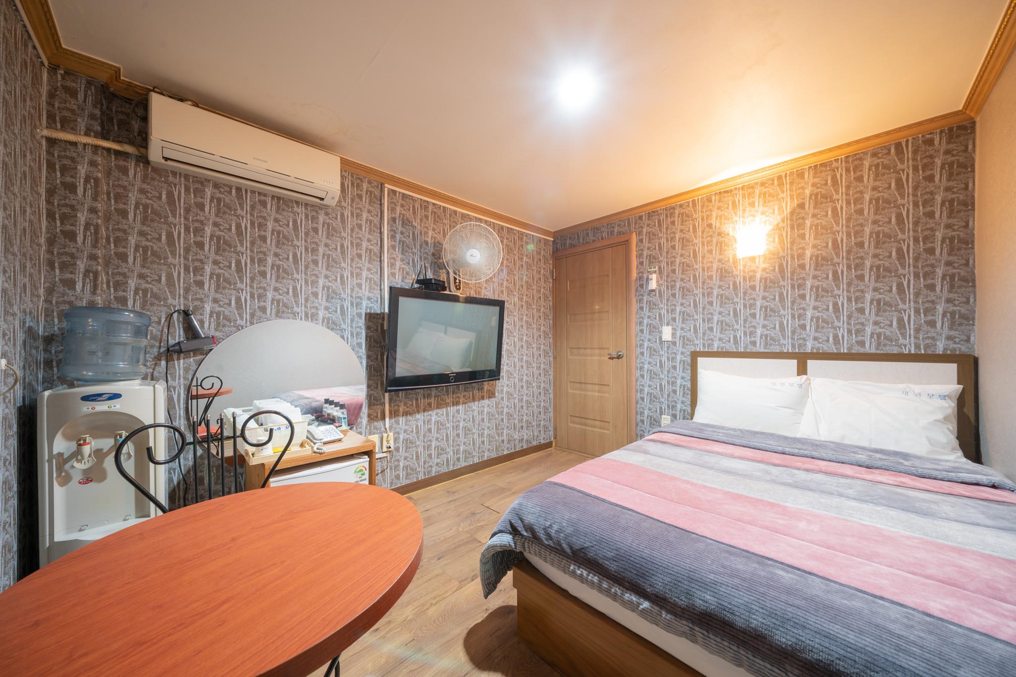 room detail thumbnail 2