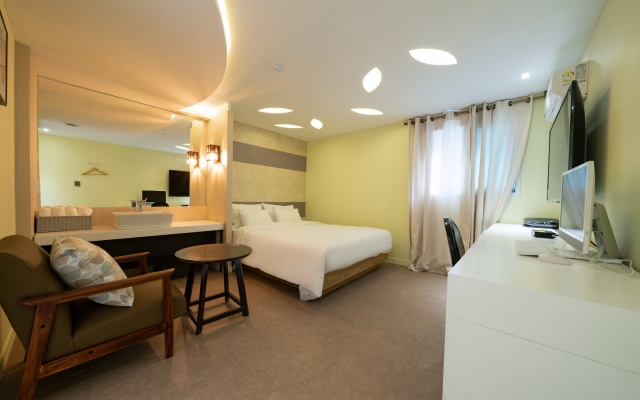 room detail thumbnail 2