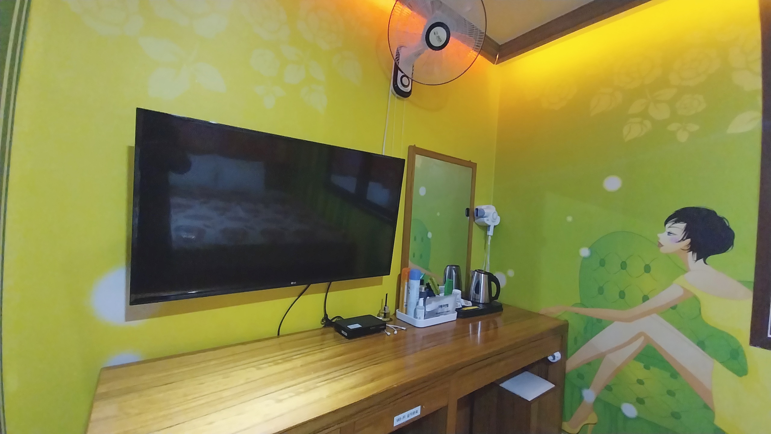 room detail thumbnail 2