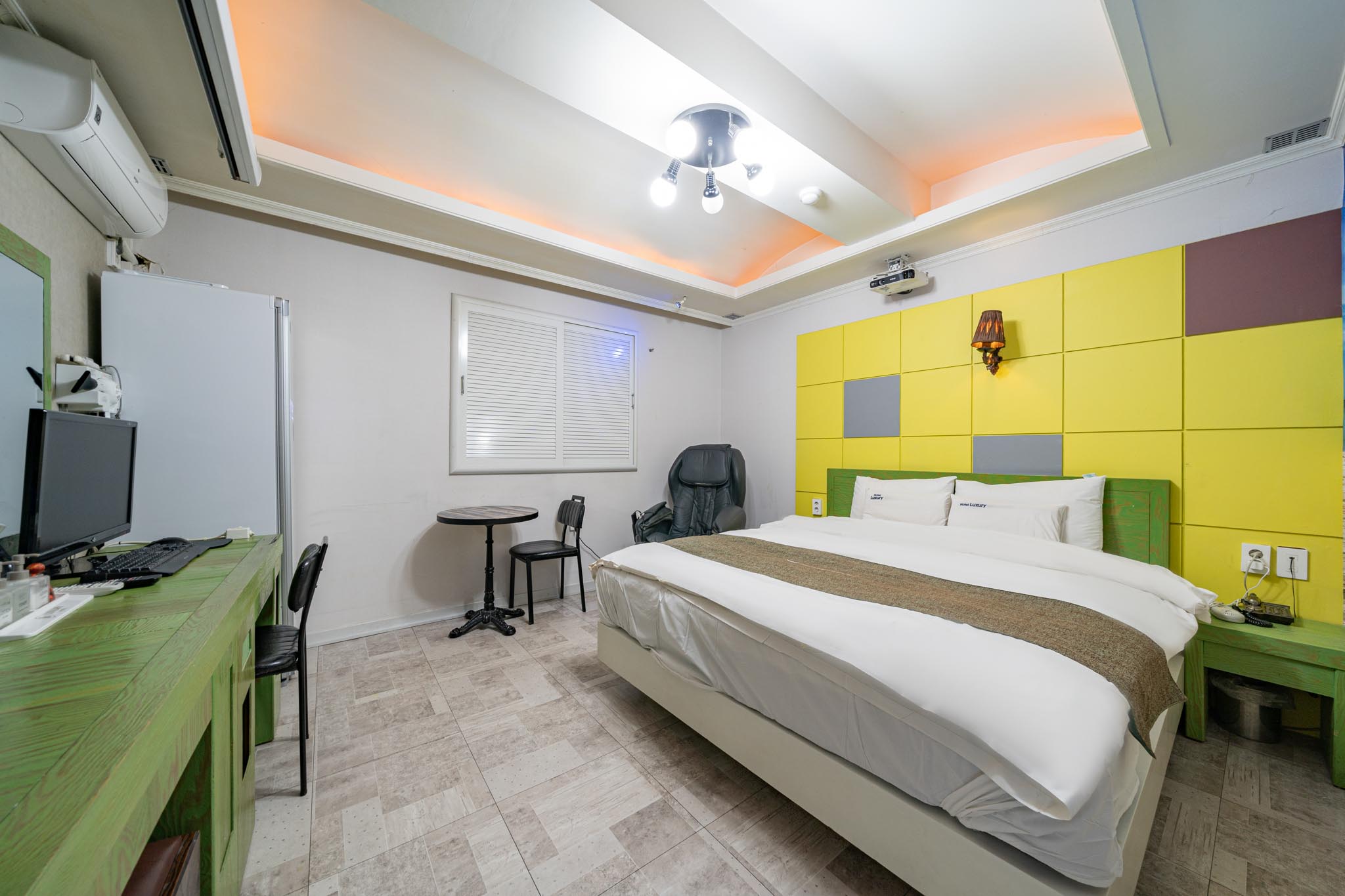 room detail thumbnail 1