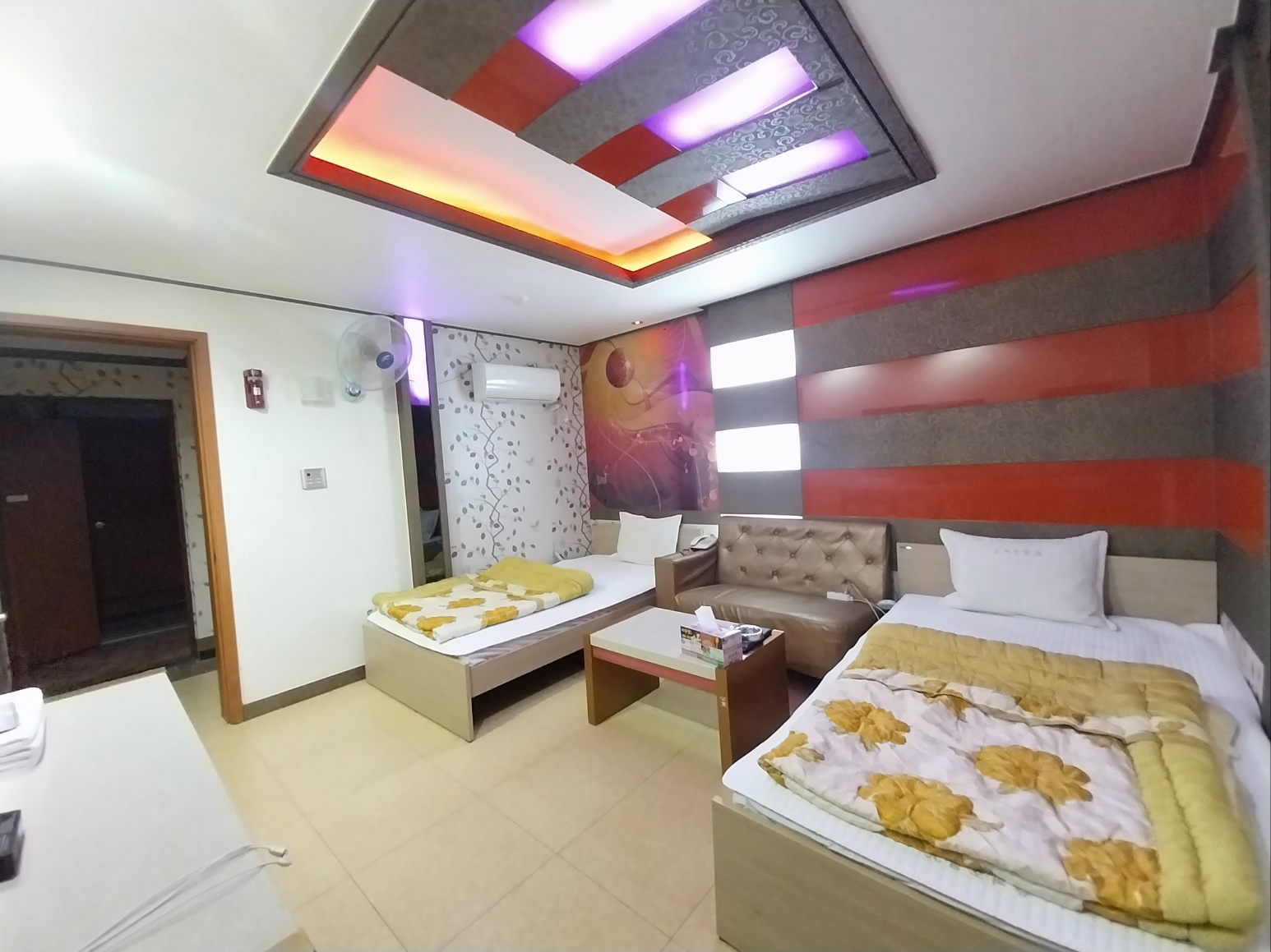 room detail thumbnail 1