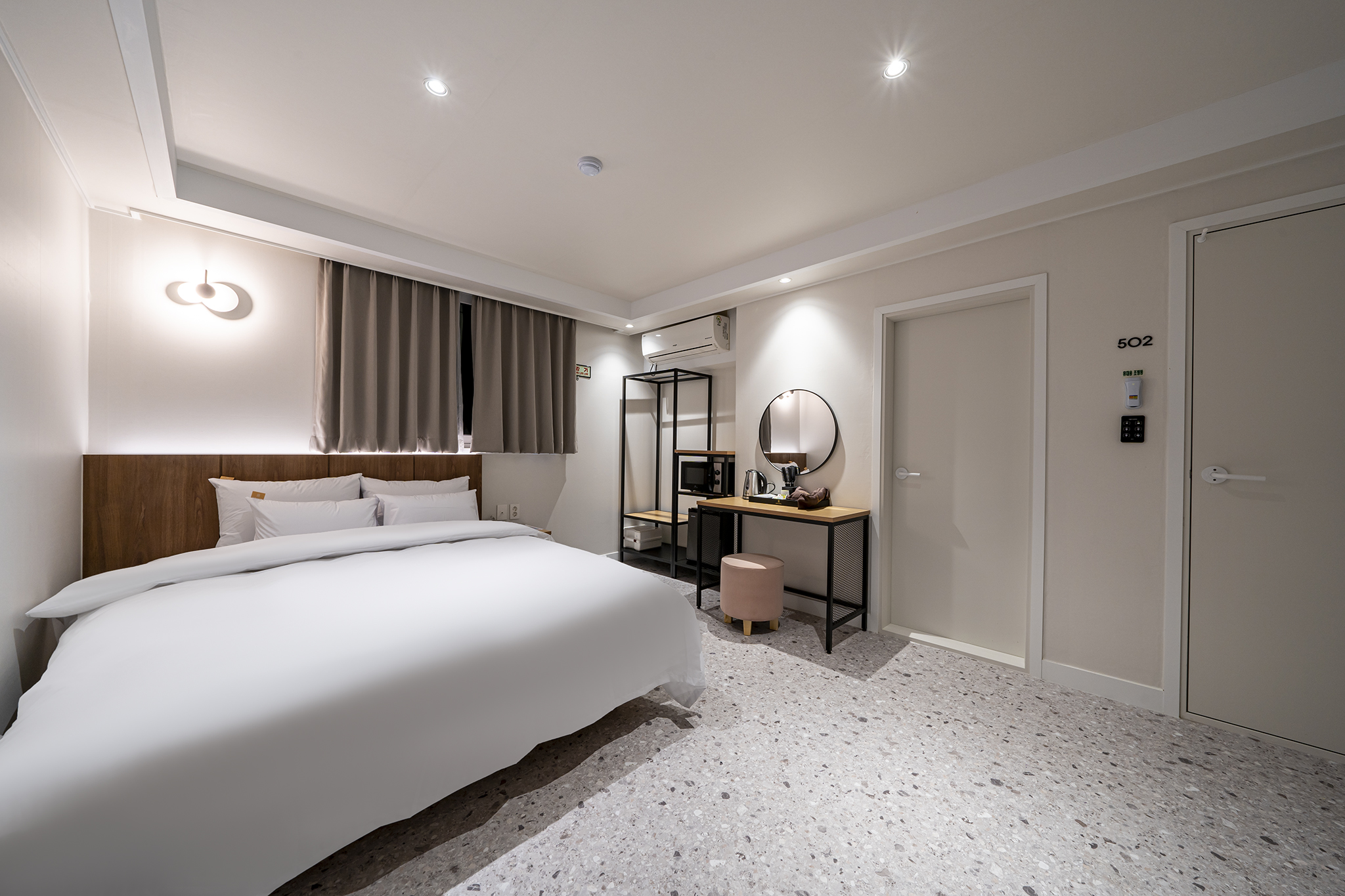 room detail thumbnail 1