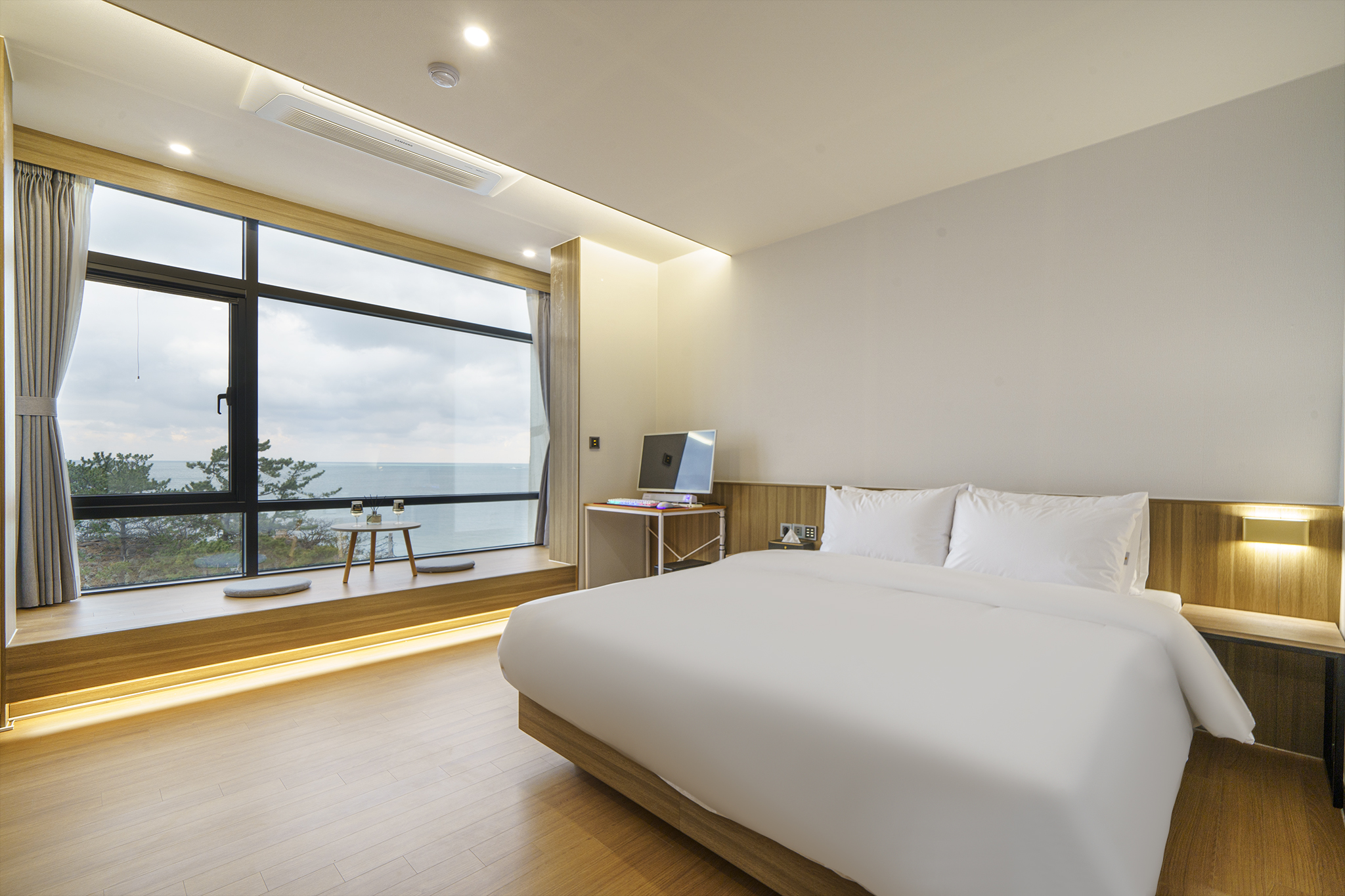 프리미엄 에메랄드 오션뷰(업무가능PC+에어드레서+넷플릭스(개인계정))